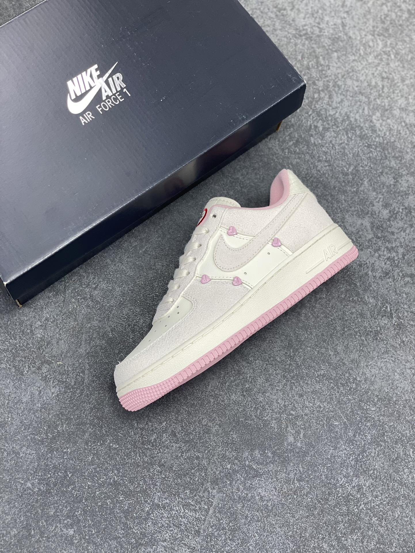 图片[7]-Nike Air Force 1 Low 苹果情人节 原楦头原纸板 打造纯正空军版型 专注外贸渠道 全掌内置蜂窝气垫 原盒配件 原厂中底钢印、拉帮完美 货号：HV5992-111 尺码：35.5 36 36.5 37.5 38 38.5 39 40 40.5 41 42 42.5 43 44 44.5 45-选品中心