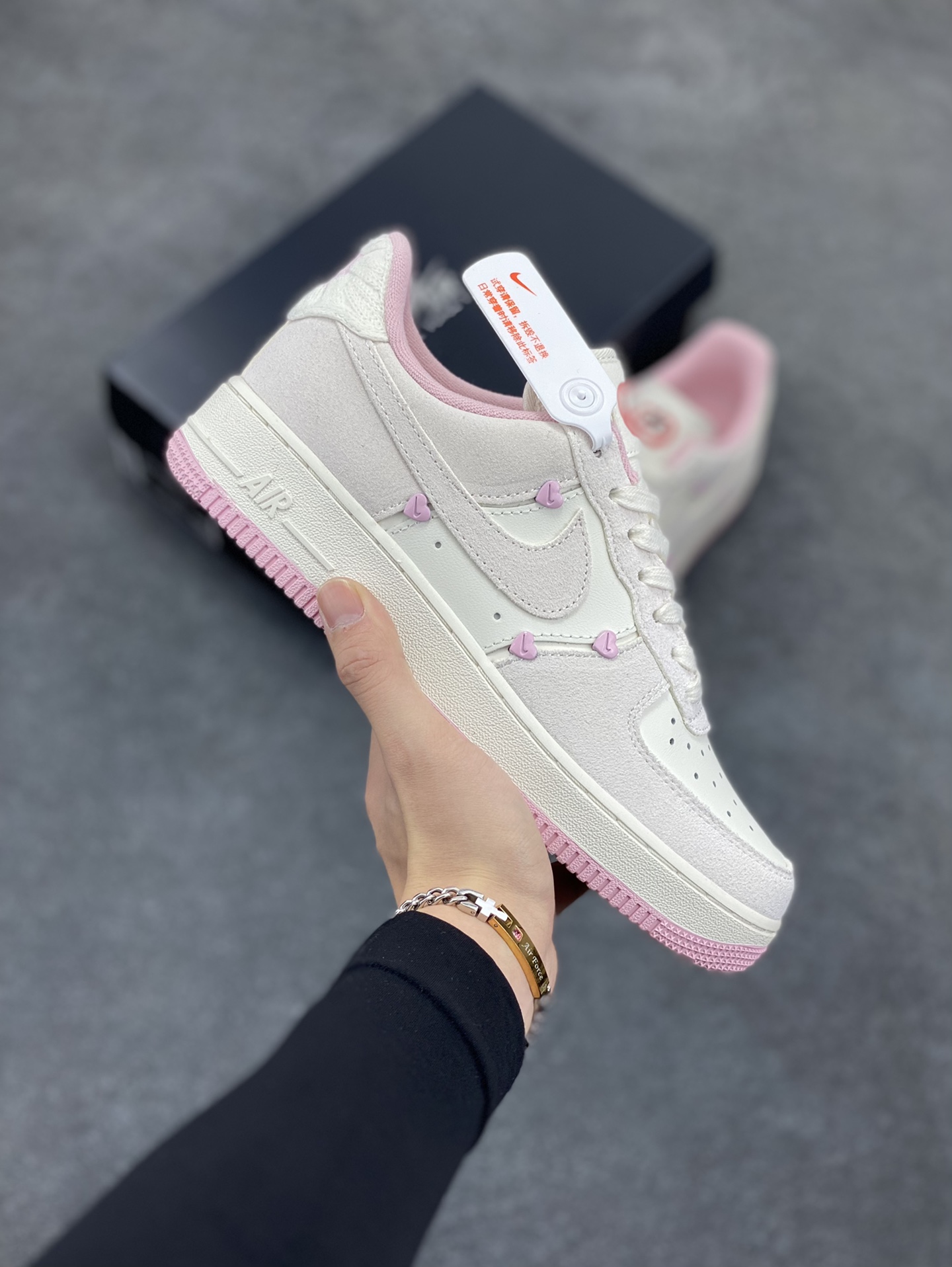 Nike Air Force 1 Low 苹果情人节 原楦头原纸板 打造纯正空军版型 专注外贸渠道 全掌内置蜂窝气垫 原盒配件 原厂中底钢印、拉帮完美 货号：HV5992-111 尺码：35.5 36 36.5 37.5 38 38.5 39 40 40.5 41 42 42.5 43 44 44.5 45-选品中心