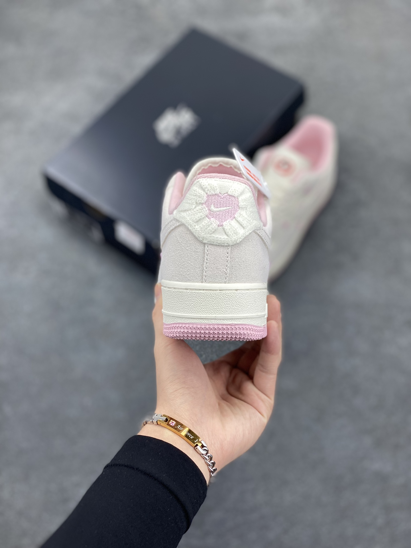 图片[4]-Nike Air Force 1 Low 苹果情人节 原楦头原纸板 打造纯正空军版型 专注外贸渠道 全掌内置蜂窝气垫 原盒配件 原厂中底钢印、拉帮完美 货号：HV5992-111 尺码：35.5 36 36.5 37.5 38 38.5 39 40 40.5 41 42 42.5 43 44 44.5 45-选品中心