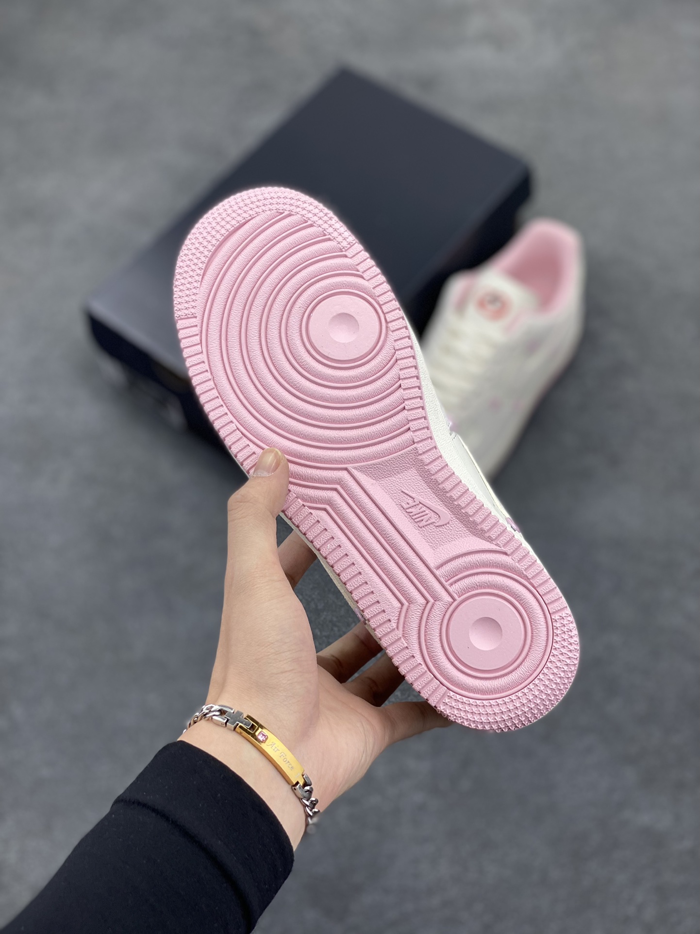 图片[5]-Nike Air Force 1 Low 苹果情人节 原楦头原纸板 打造纯正空军版型 专注外贸渠道 全掌内置蜂窝气垫 原盒配件 原厂中底钢印、拉帮完美 货号：HV5992-111 尺码：35.5 36 36.5 37.5 38 38.5 39 40 40.5 41 42 42.5 43 44 44.5 45-选品中心