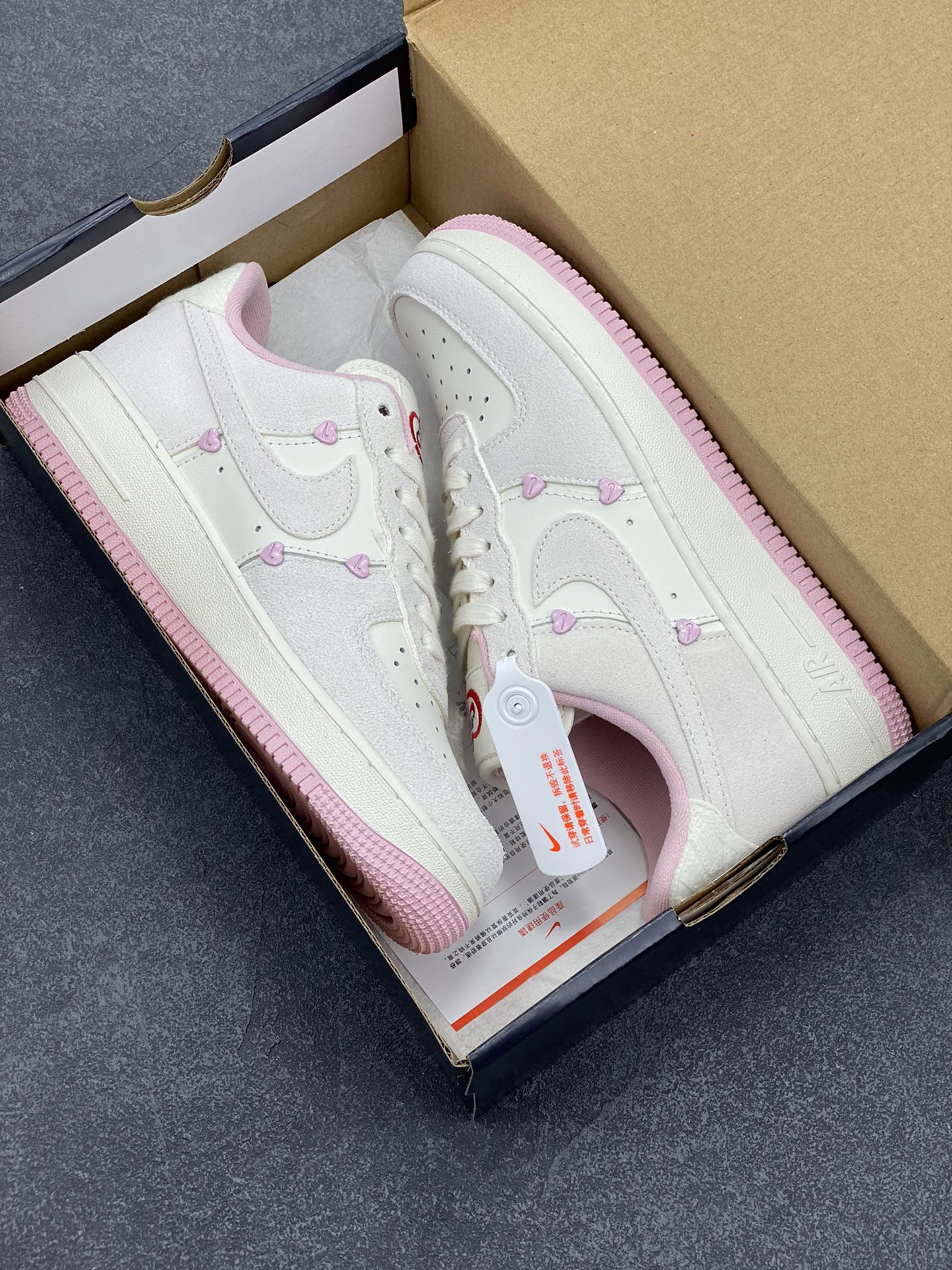 图片[9]-Nike Air Force 1 Low 苹果情人节 原楦头原纸板 打造纯正空军版型 专注外贸渠道 全掌内置蜂窝气垫 原盒配件 原厂中底钢印、拉帮完美 货号：HV5992-111 尺码：35.5 36 36.5 37.5 38 38.5 39 40 40.5 41 42 42.5 43 44 44.5 45-选品中心