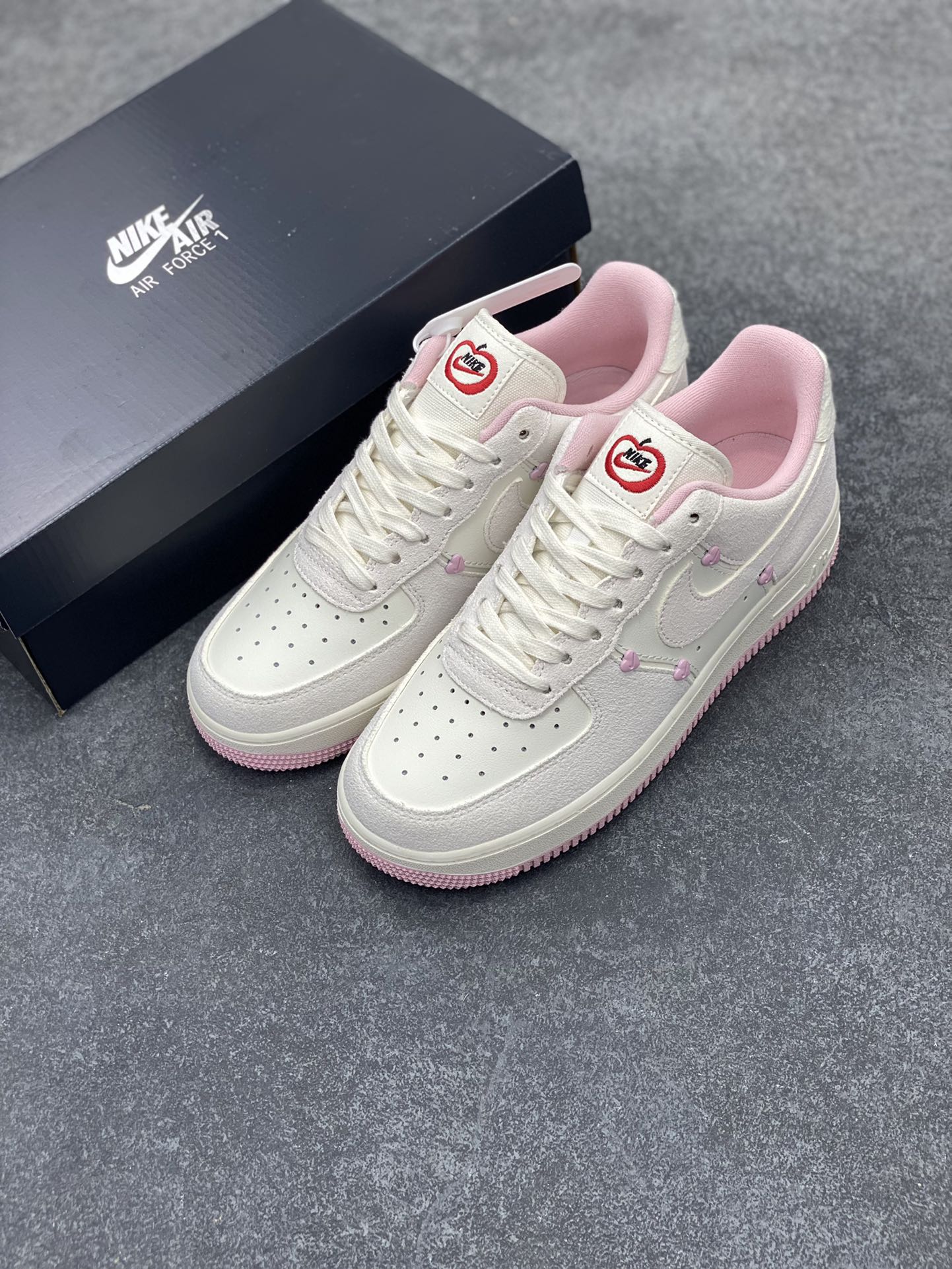 图片[8]-Nike Air Force 1 Low 苹果情人节 原楦头原纸板 打造纯正空军版型 专注外贸渠道 全掌内置蜂窝气垫 原盒配件 原厂中底钢印、拉帮完美 货号：HV5992-111 尺码：35.5 36 36.5 37.5 38 38.5 39 40 40.5 41 42 42.5 43 44 44.5 45-选品中心