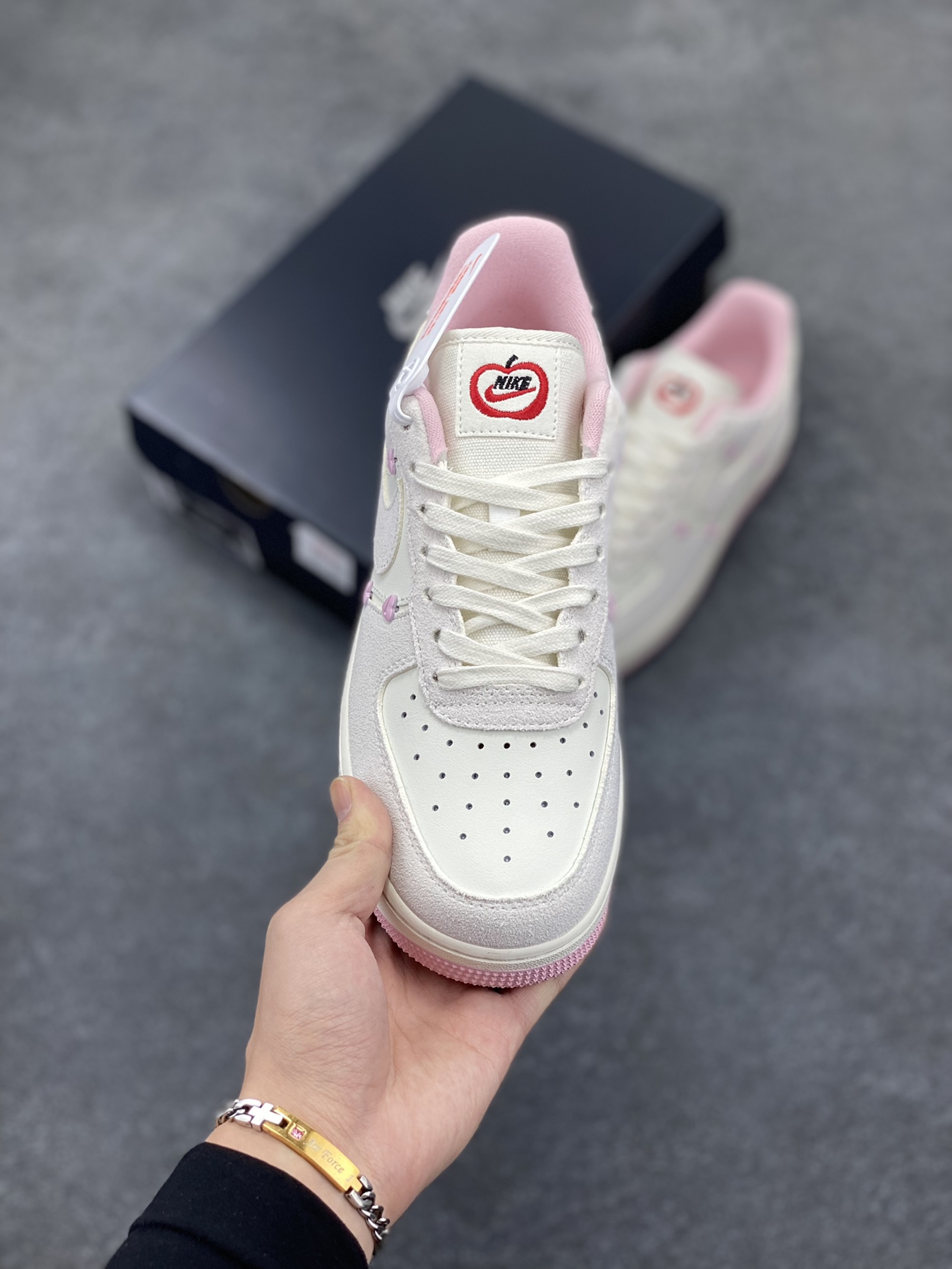 图片[2]-Nike Air Force 1 Low 苹果情人节 原楦头原纸板 打造纯正空军版型 专注外贸渠道 全掌内置蜂窝气垫 原盒配件 原厂中底钢印、拉帮完美 货号：HV5992-111 尺码：35.5 36 36.5 37.5 38 38.5 39 40 40.5 41 42 42.5 43 44 44.5 45-选品中心