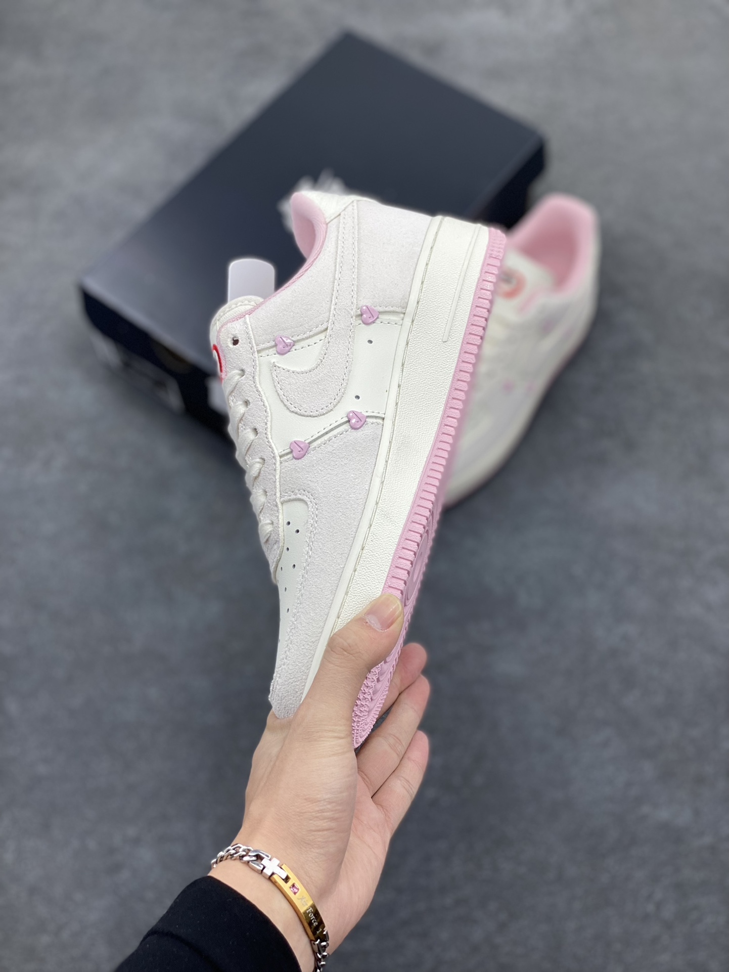 图片[3]-Nike Air Force 1 Low 苹果情人节 原楦头原纸板 打造纯正空军版型 专注外贸渠道 全掌内置蜂窝气垫 原盒配件 原厂中底钢印、拉帮完美 货号：HV5992-111 尺码：35.5 36 36.5 37.5 38 38.5 39 40 40.5 41 42 42.5 43 44 44.5 45-选品中心