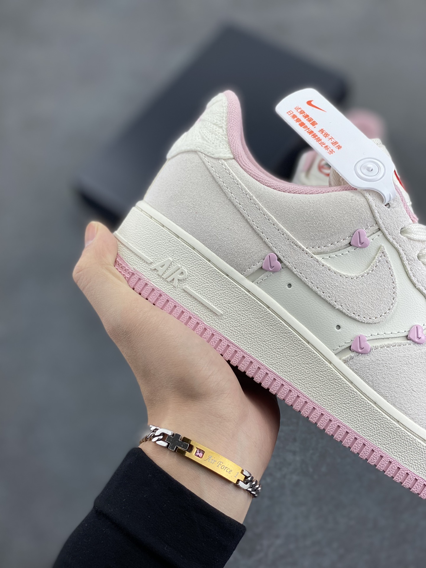图片[6]-Nike Air Force 1 Low 苹果情人节 原楦头原纸板 打造纯正空军版型 专注外贸渠道 全掌内置蜂窝气垫 原盒配件 原厂中底钢印、拉帮完美 货号：HV5992-111 尺码：35.5 36 36.5 37.5 38 38.5 39 40 40.5 41 42 42.5 43 44 44.5 45-选品中心