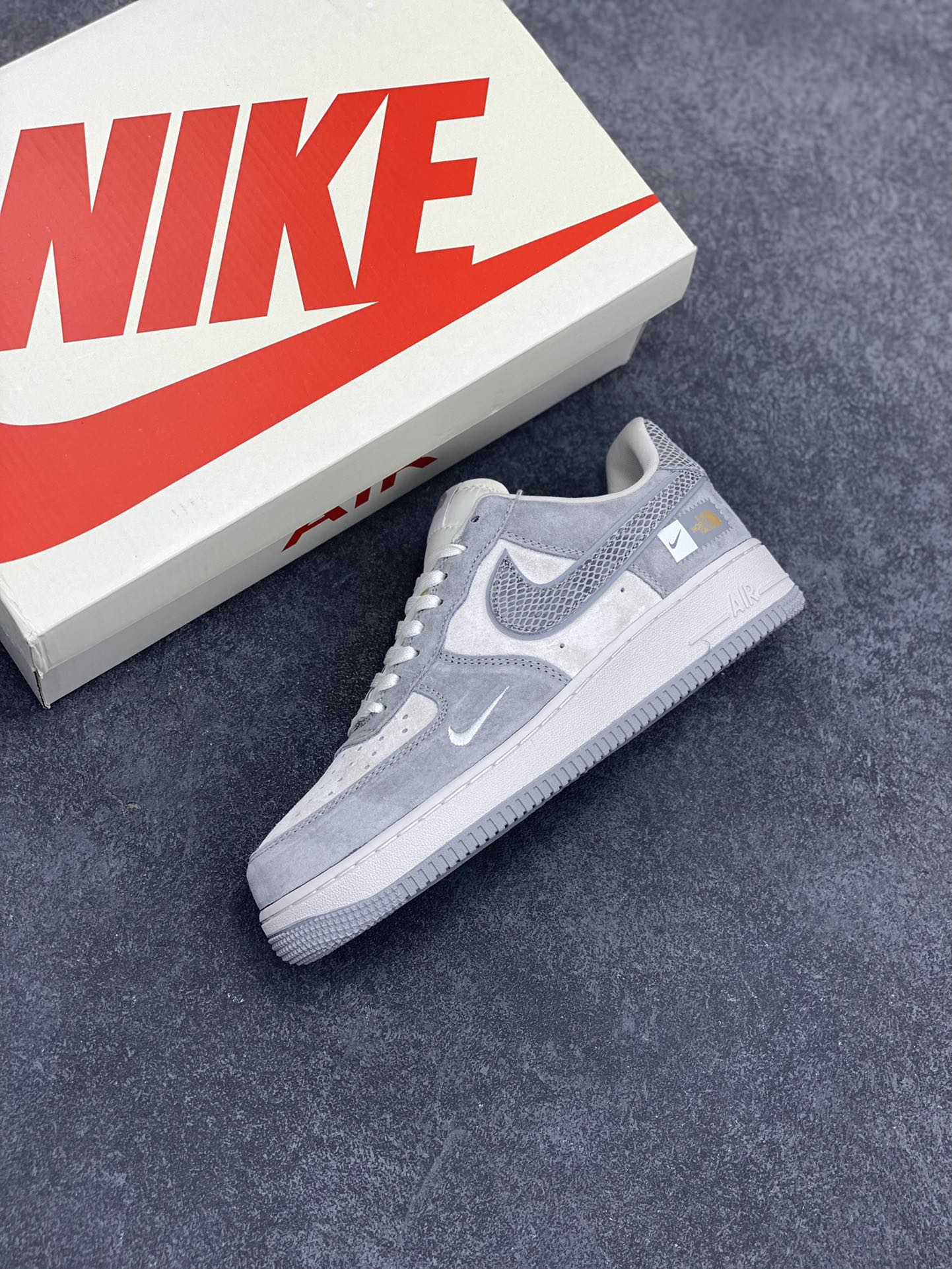 图片[7]-NIke Air Force 1 \’07 Low “北面联名——猪八灰蛇纹”空军一号 低帮 运动鞋 休闲鞋 折边针车 工艺难度大 原楦头原纸板 原装鞋盒 定制五金配件 内置全掌气垫 原厂鞋底 货号：DF0188-027 尺码：36 36.5 37.5 38 38.5 39 40 40.5 41 42 42.5 43 44 44.5 45-选品中心