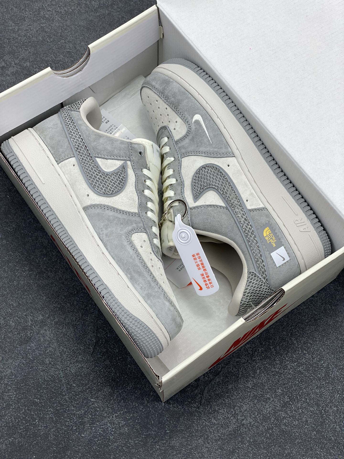 图片[9]-NIke Air Force 1 \’07 Low “北面联名——猪八灰蛇纹”空军一号 低帮 运动鞋 休闲鞋 折边针车 工艺难度大 原楦头原纸板 原装鞋盒 定制五金配件 内置全掌气垫 原厂鞋底 货号：DF0188-027 尺码：36 36.5 37.5 38 38.5 39 40 40.5 41 42 42.5 43 44 44.5 45-选品中心