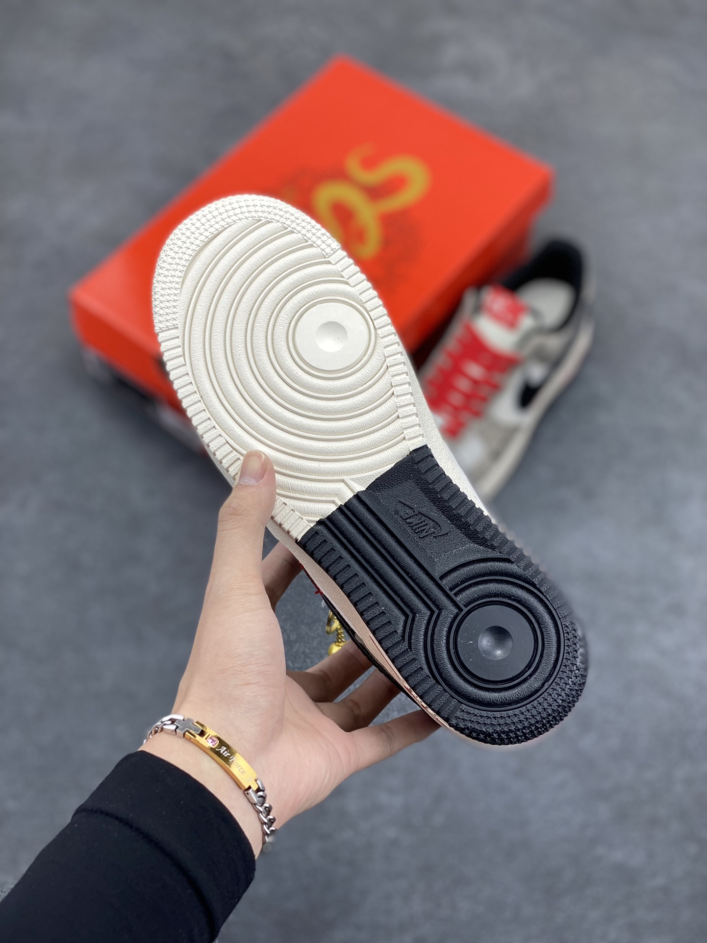 图片[5]-NIke Air Force 1 \’07 Low “蛇年限定——灰黑蛇鳞”空军一号 低帮 运动鞋 休闲鞋 折边针车 工艺难度大 原楦头原纸板 原装鞋盒 定制五金配件 内置全掌气垫 原厂鞋底 货号：DM6688-009 尺码：36 36.5 37.5 38 38.5 39 40 40.5 41 42 42.5 43 44 44.5 45-选品中心