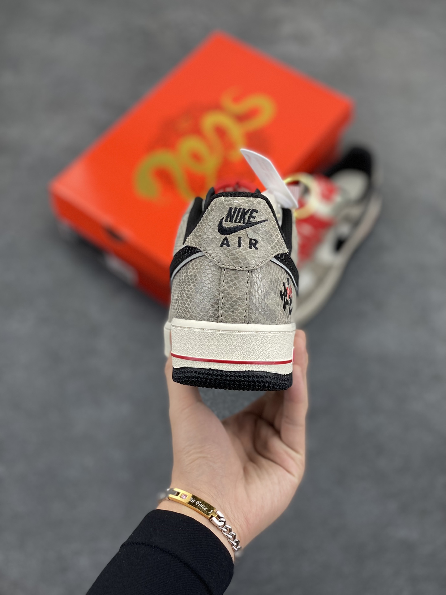 图片[4]-NIke Air Force 1 \’07 Low “蛇年限定——灰黑蛇鳞”空军一号 低帮 运动鞋 休闲鞋 折边针车 工艺难度大 原楦头原纸板 原装鞋盒 定制五金配件 内置全掌气垫 原厂鞋底 货号：DM6688-009 尺码：36 36.5 37.5 38 38.5 39 40 40.5 41 42 42.5 43 44 44.5 45-选品中心