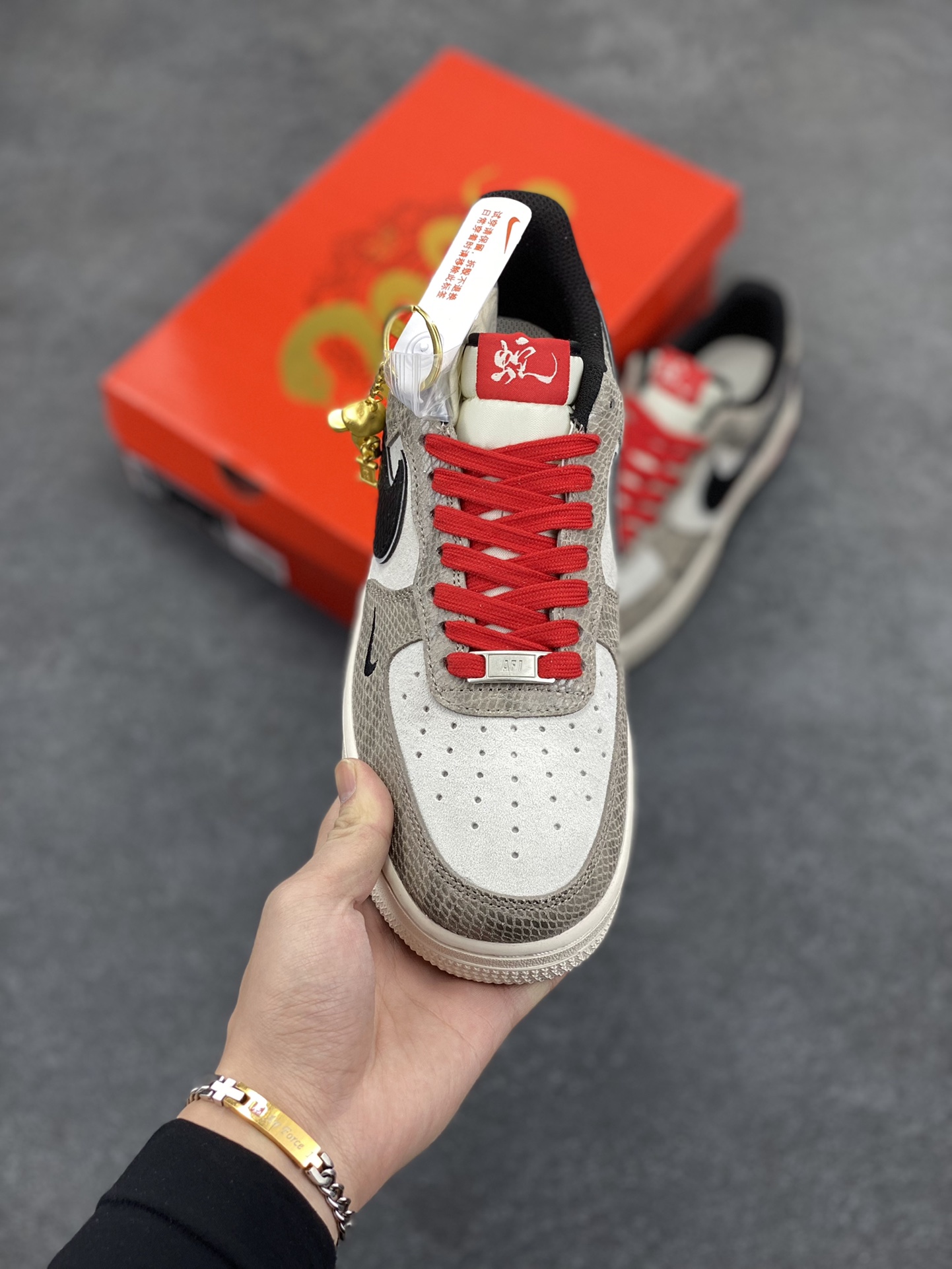 图片[2]-NIke Air Force 1 \’07 Low “蛇年限定——灰黑蛇鳞”空军一号 低帮 运动鞋 休闲鞋 折边针车 工艺难度大 原楦头原纸板 原装鞋盒 定制五金配件 内置全掌气垫 原厂鞋底 货号：DM6688-009 尺码：36 36.5 37.5 38 38.5 39 40 40.5 41 42 42.5 43 44 44.5 45-选品中心