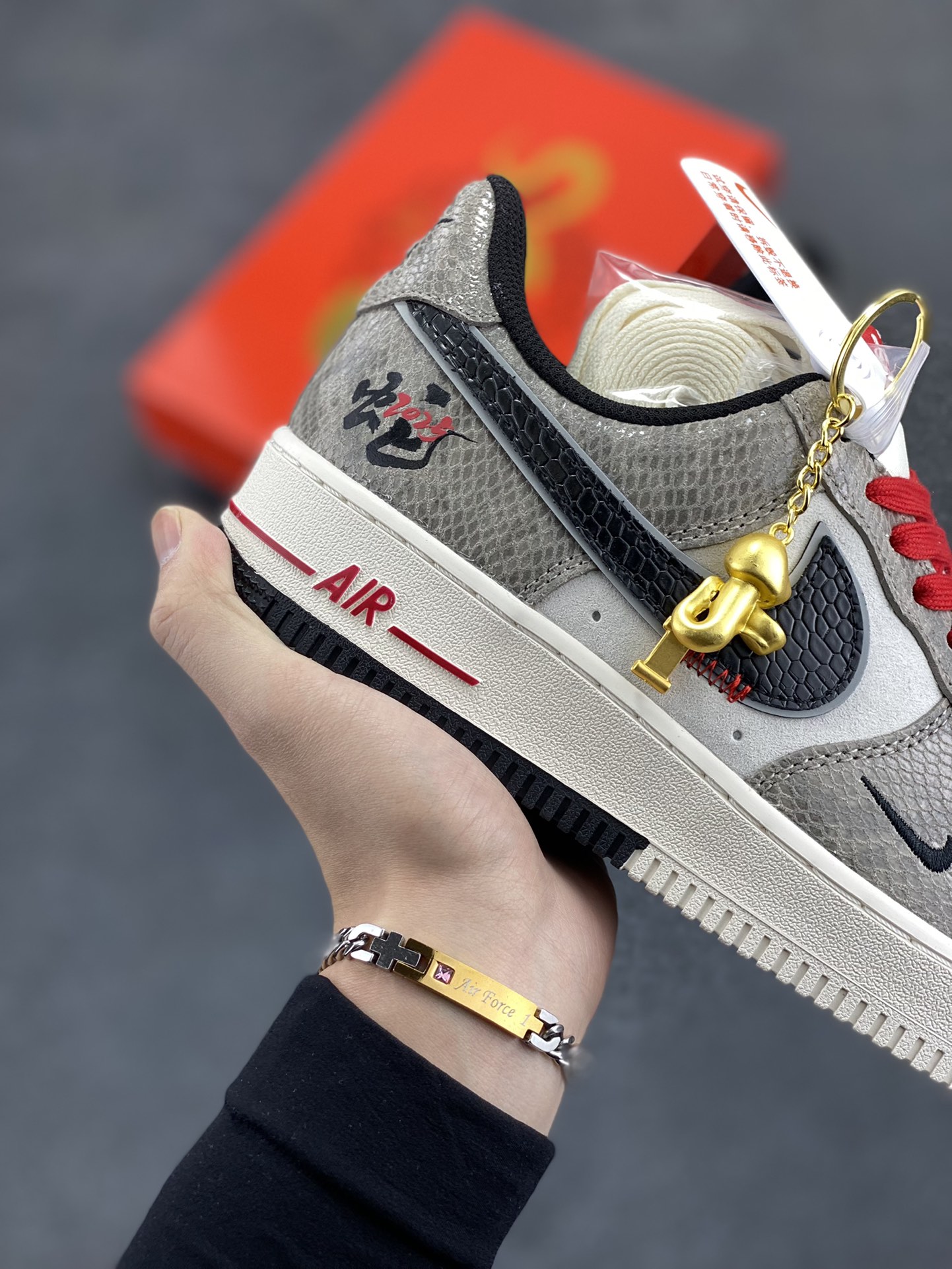 图片[6]-NIke Air Force 1 \’07 Low “蛇年限定——灰黑蛇鳞”空军一号 低帮 运动鞋 休闲鞋 折边针车 工艺难度大 原楦头原纸板 原装鞋盒 定制五金配件 内置全掌气垫 原厂鞋底 货号：DM6688-009 尺码：36 36.5 37.5 38 38.5 39 40 40.5 41 42 42.5 43 44 44.5 45-选品中心