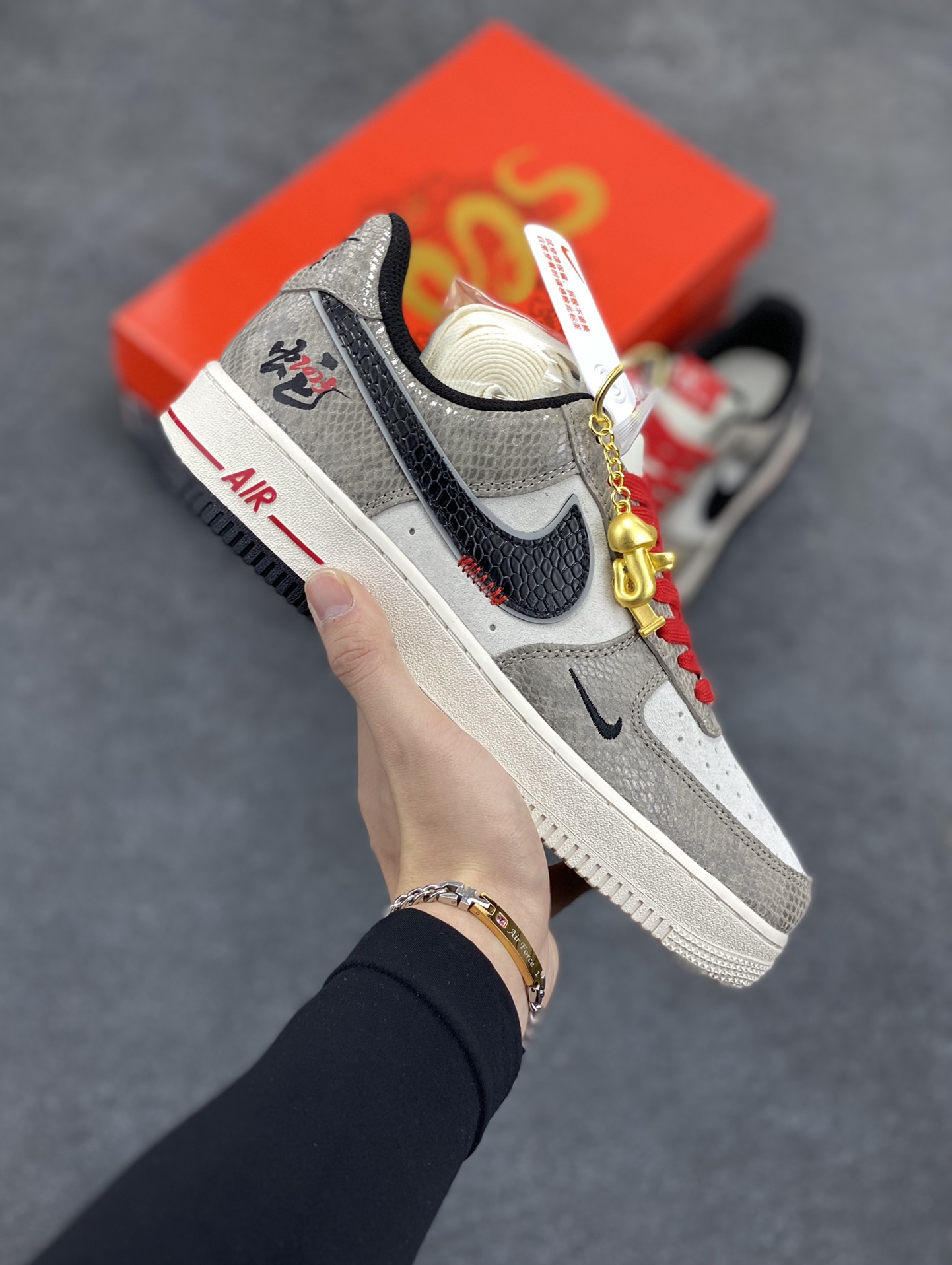 NIke Air Force 1 \'07 Low “蛇年限定——灰黑蛇鳞”空军一号 低帮 运动鞋 休闲鞋 折边针车 工艺难度大 原楦头原纸板 原装鞋盒 定制五金配件 内置全掌气垫 原厂鞋底 货号：DM6688-009 尺码：36 36.5 37.5 38 38.5 39 40 40.5 41 42 42.5 43 44 44.5 45-选品中心