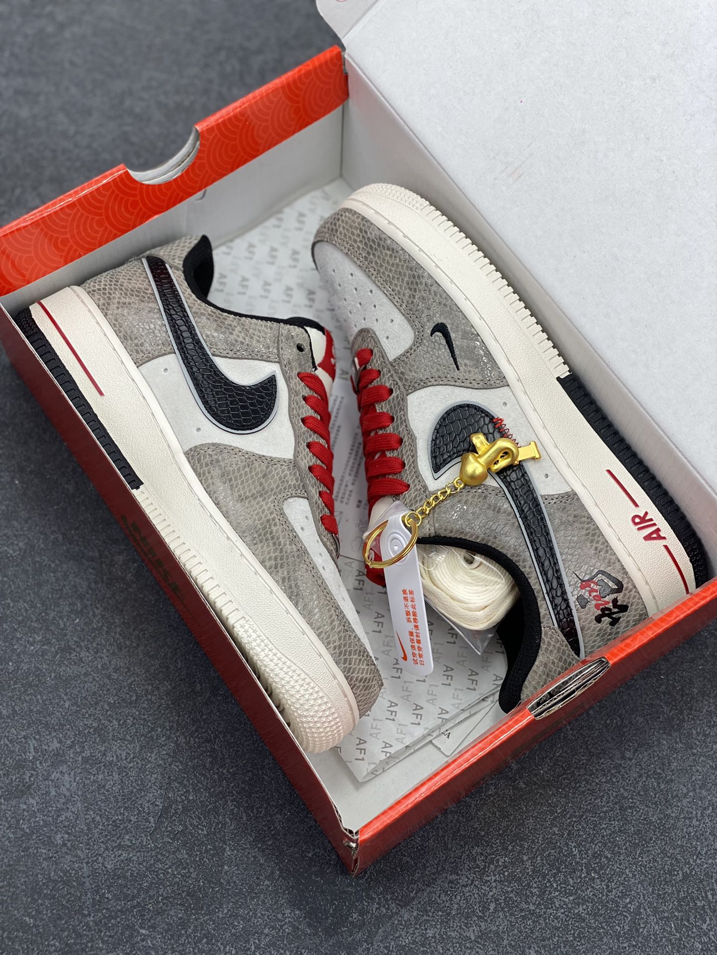 图片[9]-NIke Air Force 1 \’07 Low “蛇年限定——灰黑蛇鳞”空军一号 低帮 运动鞋 休闲鞋 折边针车 工艺难度大 原楦头原纸板 原装鞋盒 定制五金配件 内置全掌气垫 原厂鞋底 货号：DM6688-009 尺码：36 36.5 37.5 38 38.5 39 40 40.5 41 42 42.5 43 44 44.5 45-选品中心