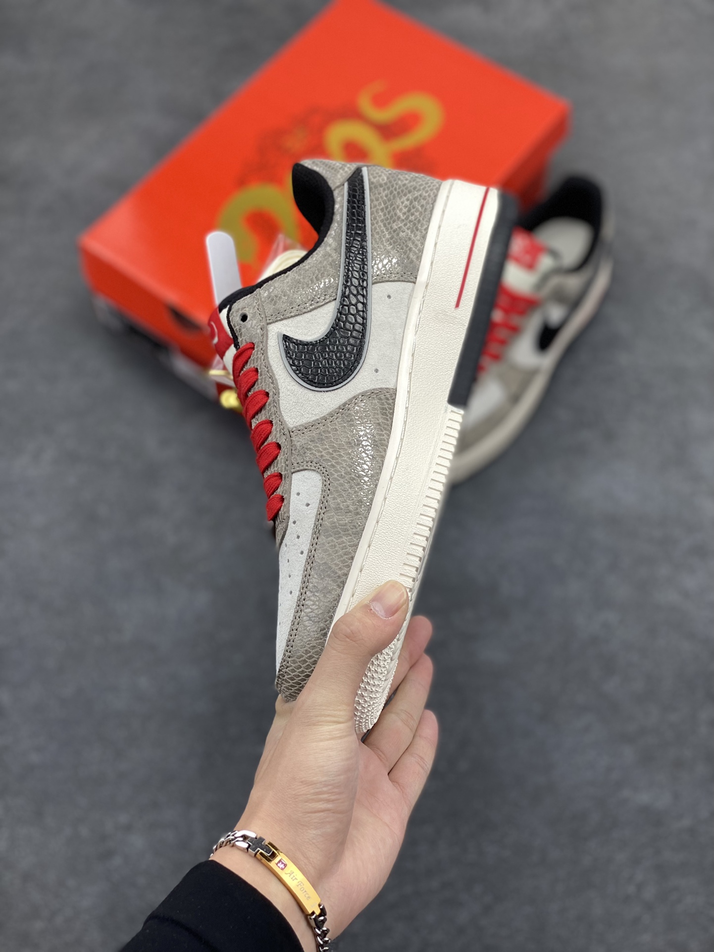 图片[3]-NIke Air Force 1 \’07 Low “蛇年限定——灰黑蛇鳞”空军一号 低帮 运动鞋 休闲鞋 折边针车 工艺难度大 原楦头原纸板 原装鞋盒 定制五金配件 内置全掌气垫 原厂鞋底 货号：DM6688-009 尺码：36 36.5 37.5 38 38.5 39 40 40.5 41 42 42.5 43 44 44.5 45-选品中心