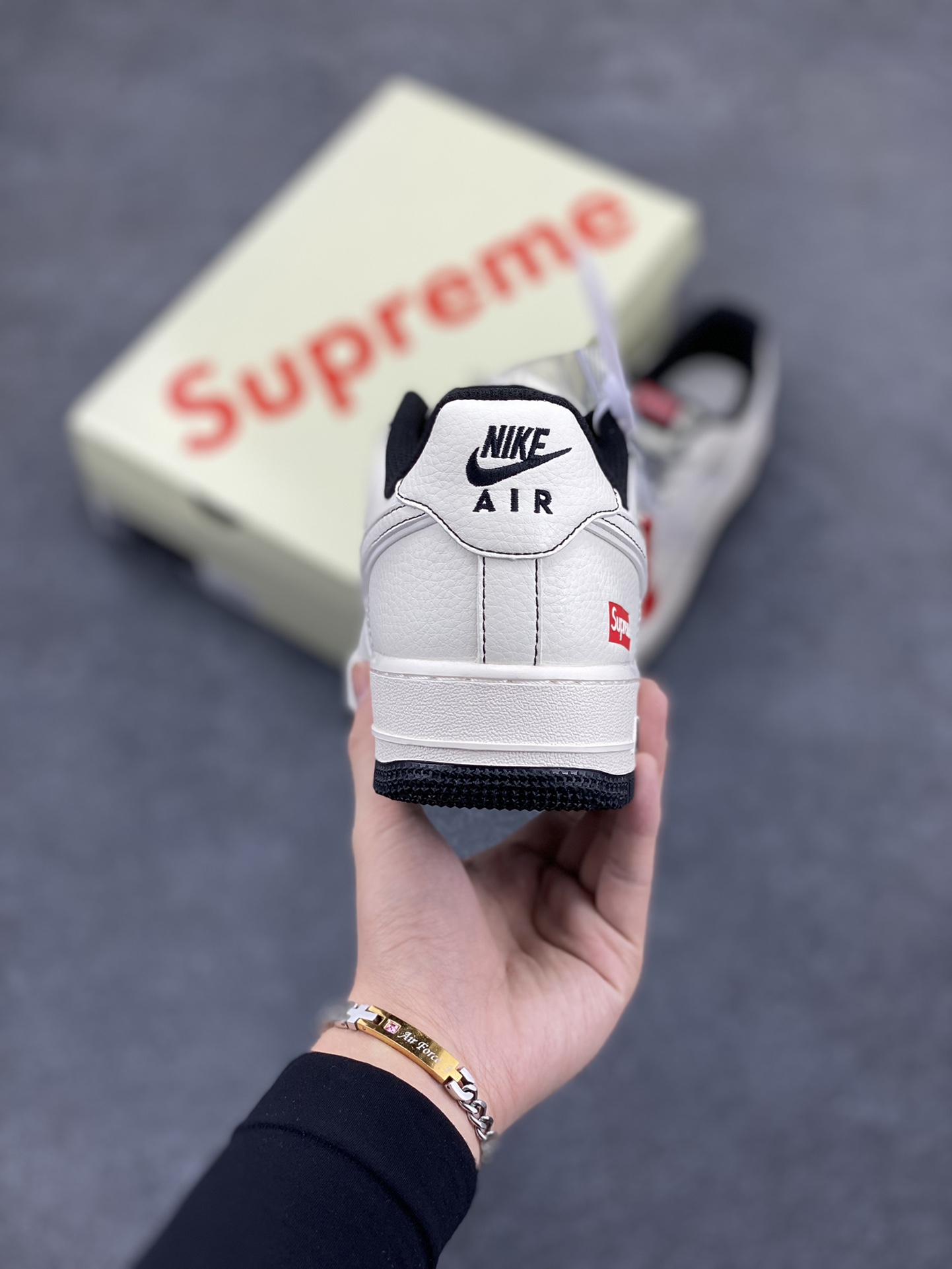 图片[4]-NIke Air Force 1 \’07 Low “Supreme联名–米黑线猪八”空军一号 低帮 运动鞋 休闲鞋 折边针车 工艺难度大 原楦头原纸板 原装鞋盒 定制五金配件 内置全掌气垫 原厂鞋底 货号：BB7518-012 尺码：36 36.5 37.5 38 38.5 39 40 40.5 41 42 42.5 43 44 44.5 45-选品中心