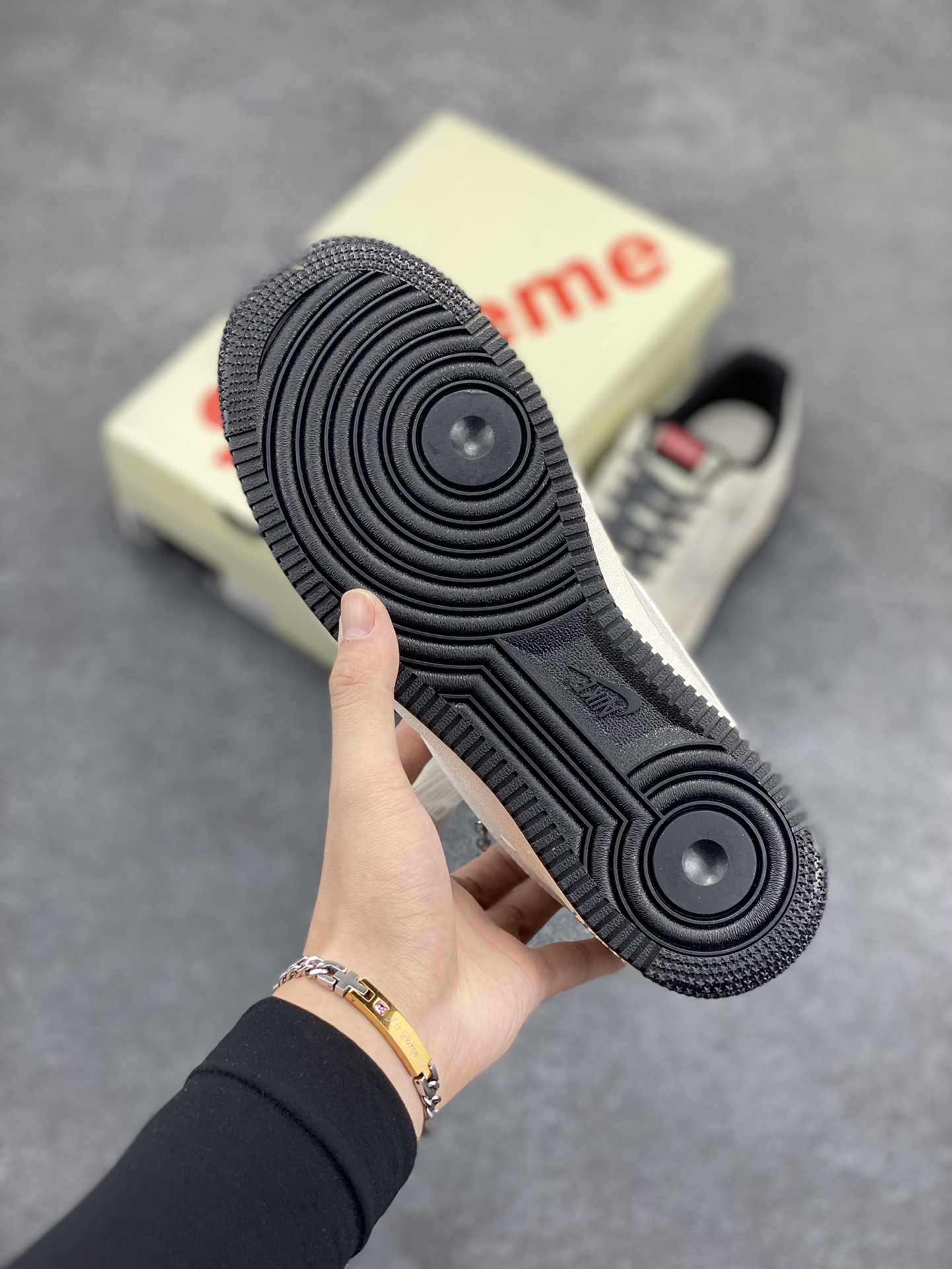 图片[5]-NIke Air Force 1 \’07 Low “Supreme联名–米黑线猪八”空军一号 低帮 运动鞋 休闲鞋 折边针车 工艺难度大 原楦头原纸板 原装鞋盒 定制五金配件 内置全掌气垫 原厂鞋底 货号：BB7518-012 尺码：36 36.5 37.5 38 38.5 39 40 40.5 41 42 42.5 43 44 44.5 45-选品中心