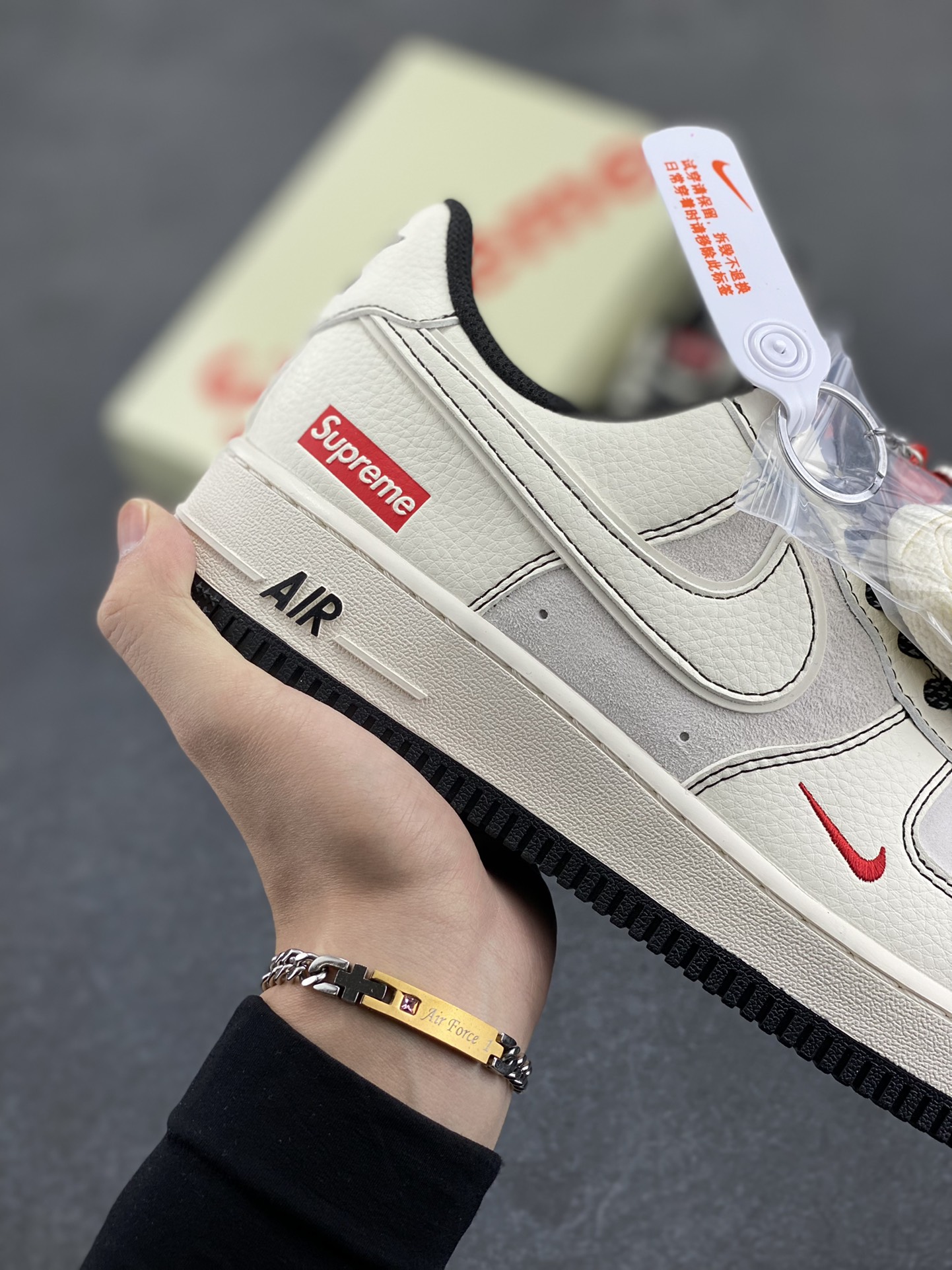 图片[6]-NIke Air Force 1 \’07 Low “Supreme联名–米黑线猪八”空军一号 低帮 运动鞋 休闲鞋 折边针车 工艺难度大 原楦头原纸板 原装鞋盒 定制五金配件 内置全掌气垫 原厂鞋底 货号：BB7518-012 尺码：36 36.5 37.5 38 38.5 39 40 40.5 41 42 42.5 43 44 44.5 45-选品中心