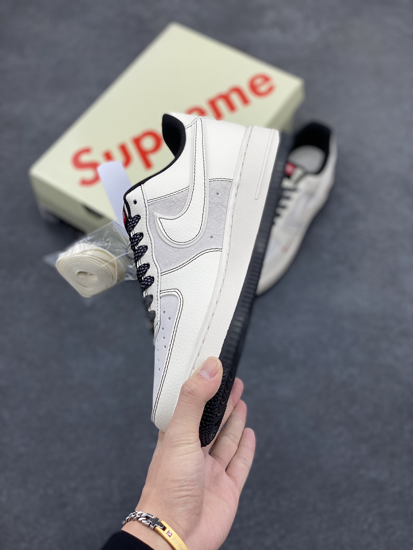 图片[3]-NIke Air Force 1 \’07 Low “Supreme联名–米黑线猪八”空军一号 低帮 运动鞋 休闲鞋 折边针车 工艺难度大 原楦头原纸板 原装鞋盒 定制五金配件 内置全掌气垫 原厂鞋底 货号：BB7518-012 尺码：36 36.5 37.5 38 38.5 39 40 40.5 41 42 42.5 43 44 44.5 45-选品中心