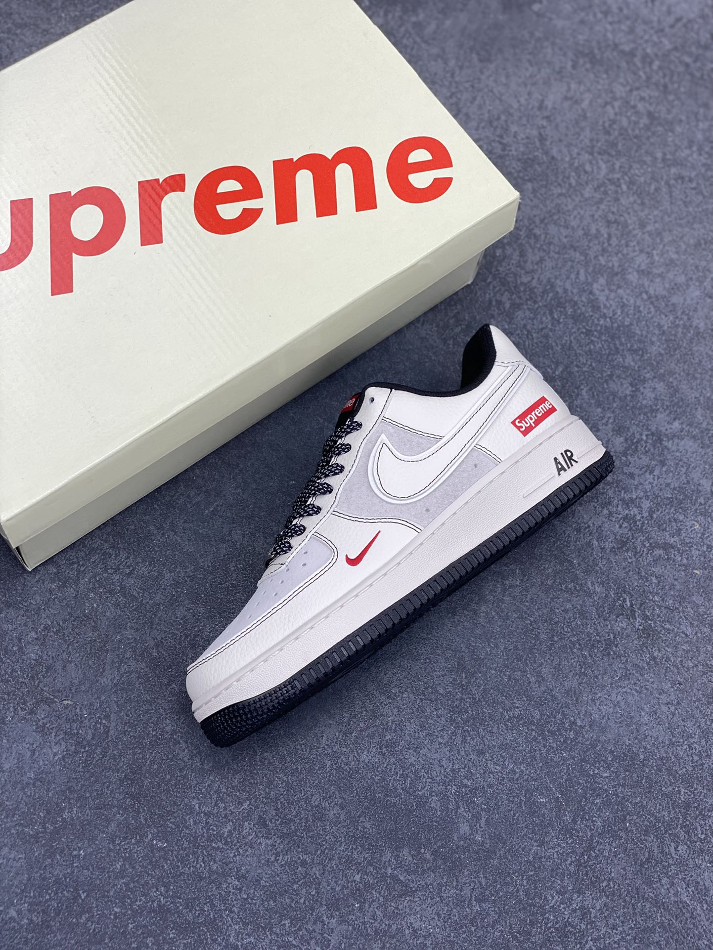 图片[7]-NIke Air Force 1 \’07 Low “Supreme联名–米黑线猪八”空军一号 低帮 运动鞋 休闲鞋 折边针车 工艺难度大 原楦头原纸板 原装鞋盒 定制五金配件 内置全掌气垫 原厂鞋底 货号：BB7518-012 尺码：36 36.5 37.5 38 38.5 39 40 40.5 41 42 42.5 43 44 44.5 45-选品中心