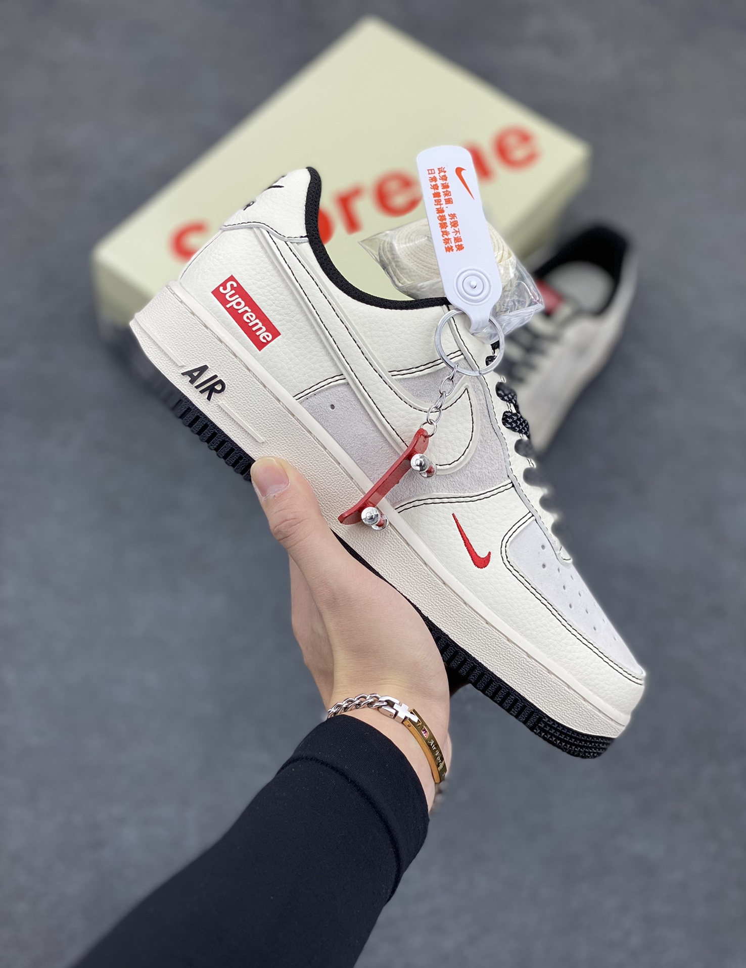 NIke Air Force 1 \’07 Low “Supreme联名–米黑线猪八”空军一号 低帮 运动鞋 休闲鞋 折边针车 工艺难度大 原楦头原纸板 原装鞋盒 定制五金配件 内置全掌气垫 原厂鞋底 货号:BB7518-012 尺码:36 36.5 37.5 38 38.5 39 40 40.5 41 42 42.5 43 44 44.5 45-选品中心
