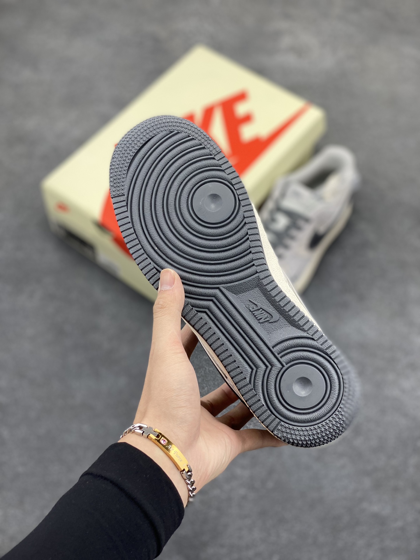 图片[5]-NIke Air Force 1 \’07 Low “斯图西联名–灰勾英文”空军一号 低帮 运动鞋 休闲鞋 折边针车 工艺难度大 原楦头原纸板 原装鞋盒 定制五金配件 内置全掌气垫 原厂鞋底 货号：XZ6188-911 尺码：36 36.5 37.5 38 38.5 39 40 40.5 41 42 42.5 43 44 44.5 45-选品中心