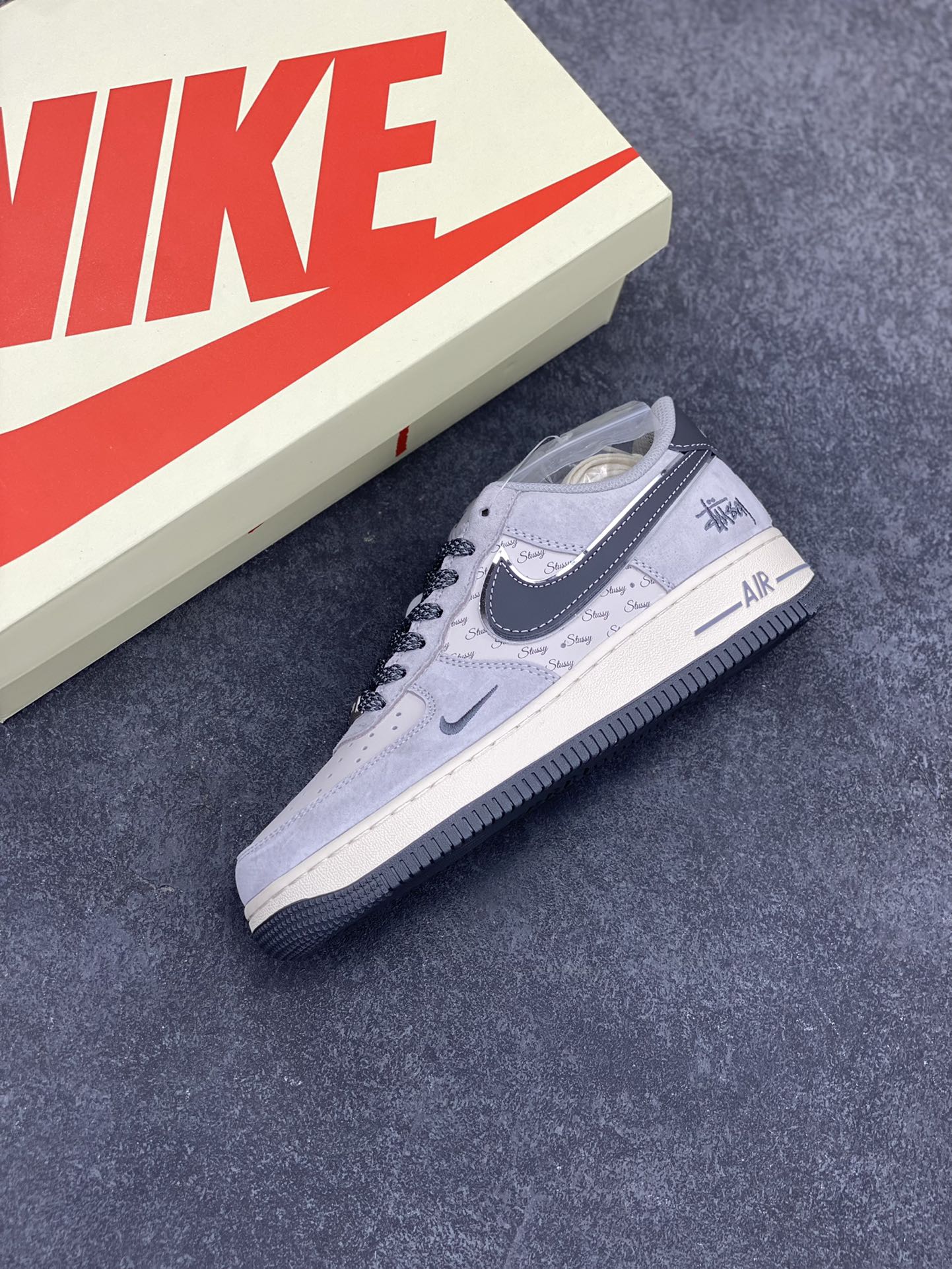 图片[7]-NIke Air Force 1 \’07 Low “斯图西联名–灰勾英文”空军一号 低帮 运动鞋 休闲鞋 折边针车 工艺难度大 原楦头原纸板 原装鞋盒 定制五金配件 内置全掌气垫 原厂鞋底 货号：XZ6188-911 尺码：36 36.5 37.5 38 38.5 39 40 40.5 41 42 42.5 43 44 44.5 45-选品中心