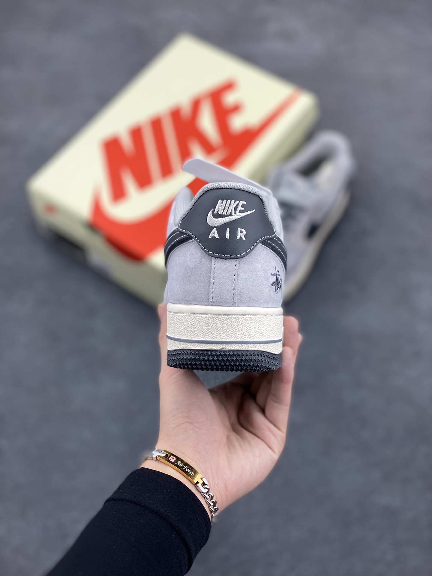 图片[4]-NIke Air Force 1 \’07 Low “斯图西联名–灰勾英文”空军一号 低帮 运动鞋 休闲鞋 折边针车 工艺难度大 原楦头原纸板 原装鞋盒 定制五金配件 内置全掌气垫 原厂鞋底 货号：XZ6188-911 尺码：36 36.5 37.5 38 38.5 39 40 40.5 41 42 42.5 43 44 44.5 45-选品中心