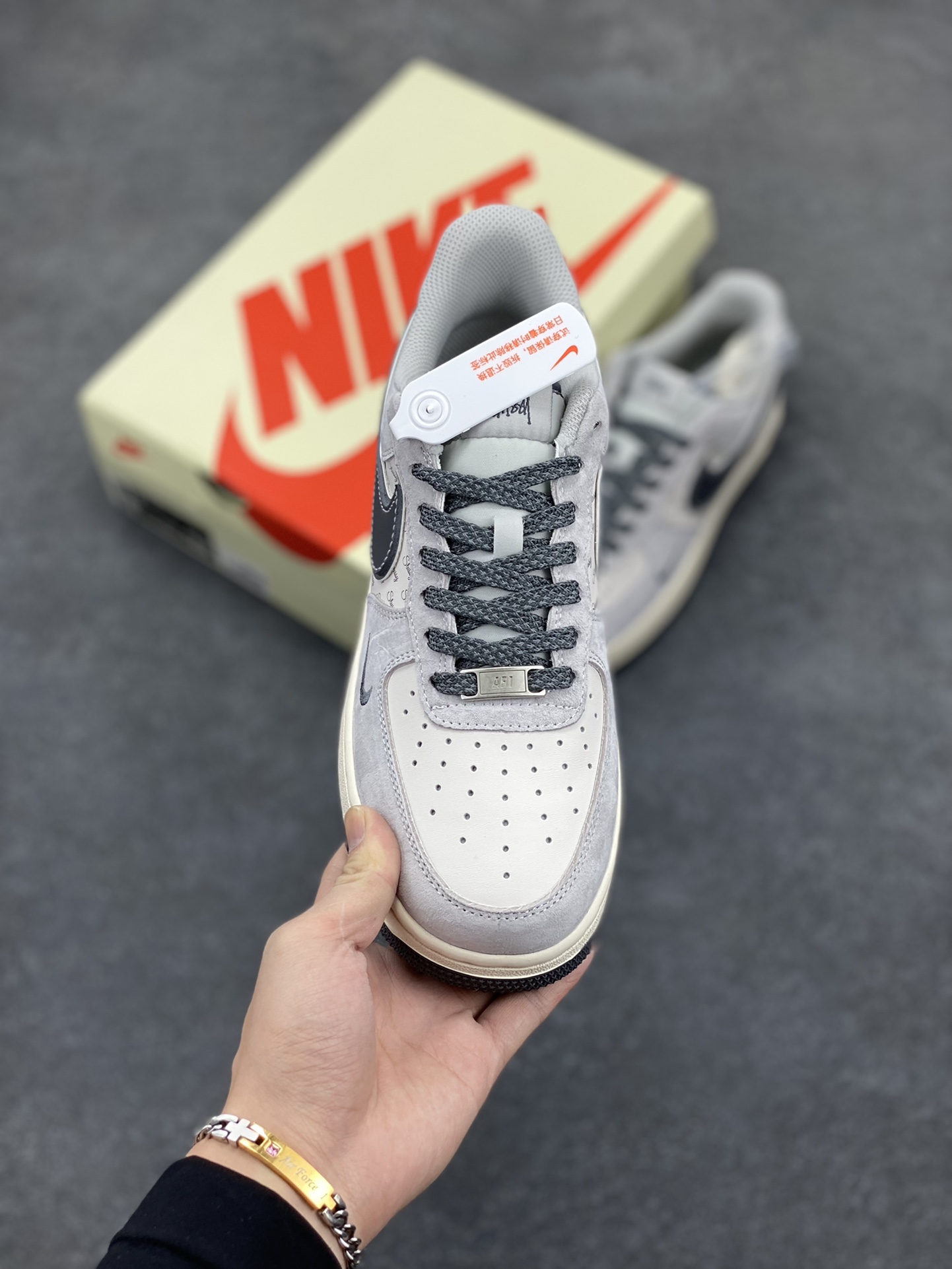 图片[2]-NIke Air Force 1 \’07 Low “斯图西联名–灰勾英文”空军一号 低帮 运动鞋 休闲鞋 折边针车 工艺难度大 原楦头原纸板 原装鞋盒 定制五金配件 内置全掌气垫 原厂鞋底 货号：XZ6188-911 尺码：36 36.5 37.5 38 38.5 39 40 40.5 41 42 42.5 43 44 44.5 45-选品中心