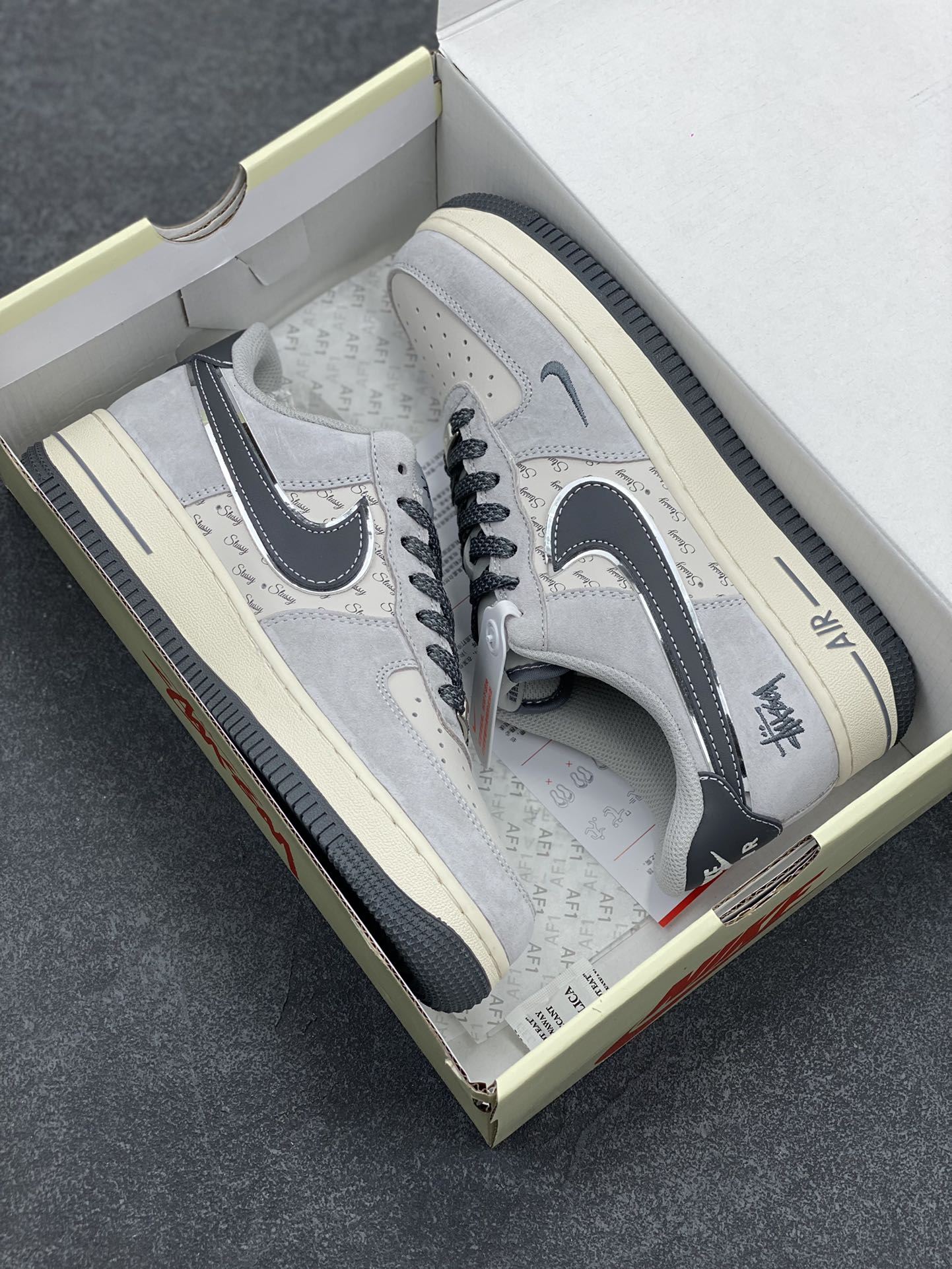 图片[9]-NIke Air Force 1 \’07 Low “斯图西联名–灰勾英文”空军一号 低帮 运动鞋 休闲鞋 折边针车 工艺难度大 原楦头原纸板 原装鞋盒 定制五金配件 内置全掌气垫 原厂鞋底 货号：XZ6188-911 尺码：36 36.5 37.5 38 38.5 39 40 40.5 41 42 42.5 43 44 44.5 45-选品中心