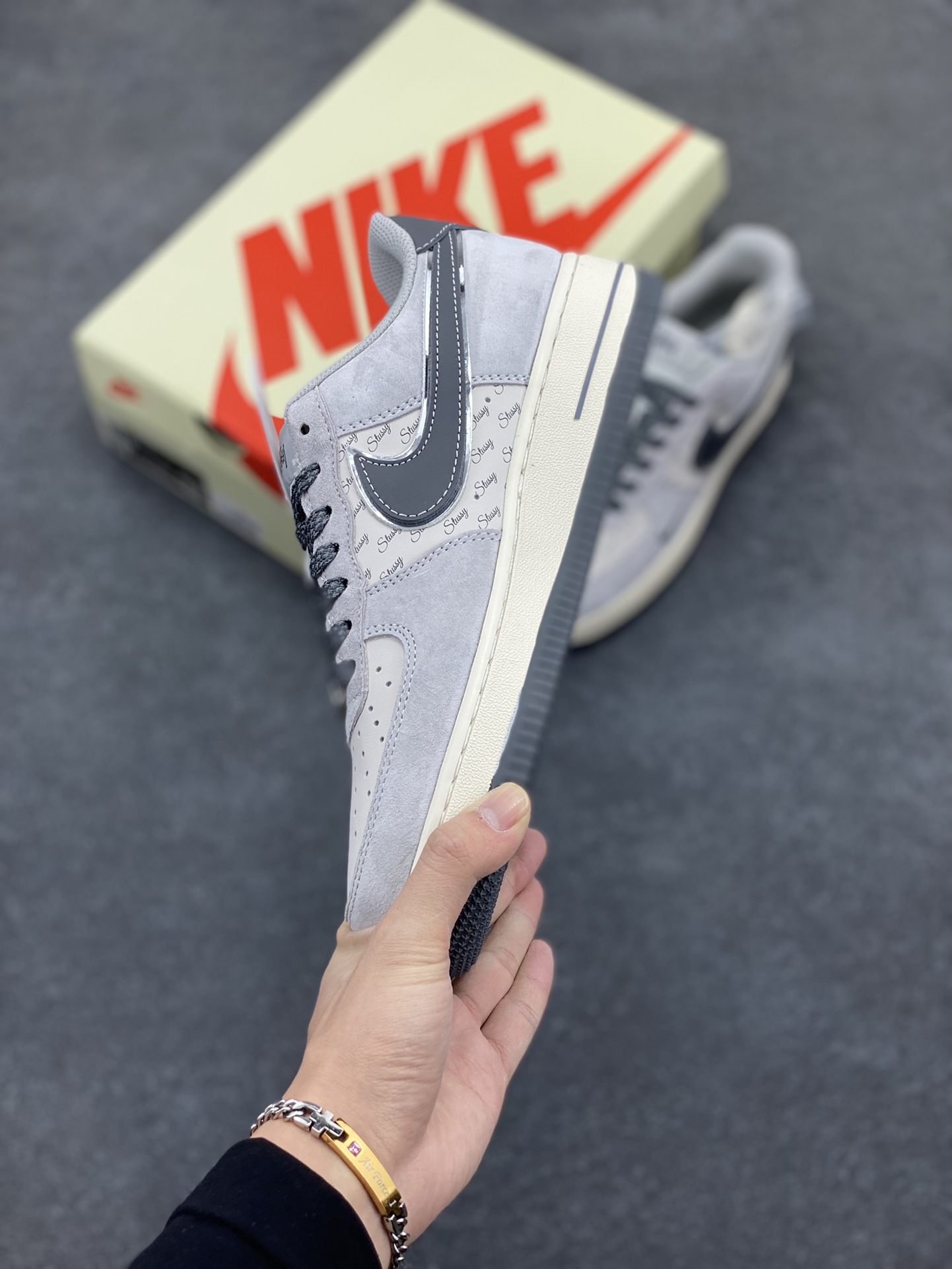 图片[3]-NIke Air Force 1 \’07 Low “斯图西联名–灰勾英文”空军一号 低帮 运动鞋 休闲鞋 折边针车 工艺难度大 原楦头原纸板 原装鞋盒 定制五金配件 内置全掌气垫 原厂鞋底 货号：XZ6188-911 尺码：36 36.5 37.5 38 38.5 39 40 40.5 41 42 42.5 43 44 44.5 45-选品中心