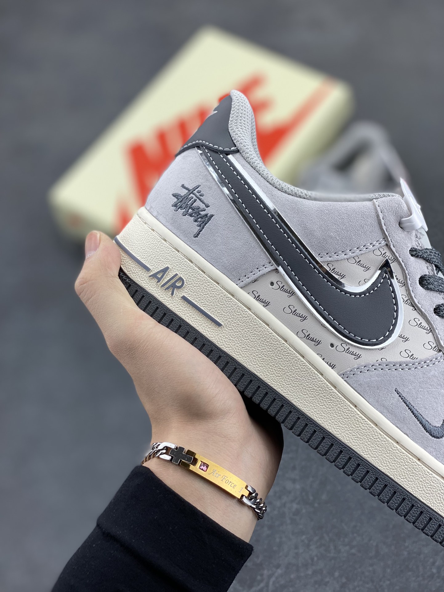 图片[6]-NIke Air Force 1 \’07 Low “斯图西联名–灰勾英文”空军一号 低帮 运动鞋 休闲鞋 折边针车 工艺难度大 原楦头原纸板 原装鞋盒 定制五金配件 内置全掌气垫 原厂鞋底 货号：XZ6188-911 尺码：36 36.5 37.5 38 38.5 39 40 40.5 41 42 42.5 43 44 44.5 45-选品中心