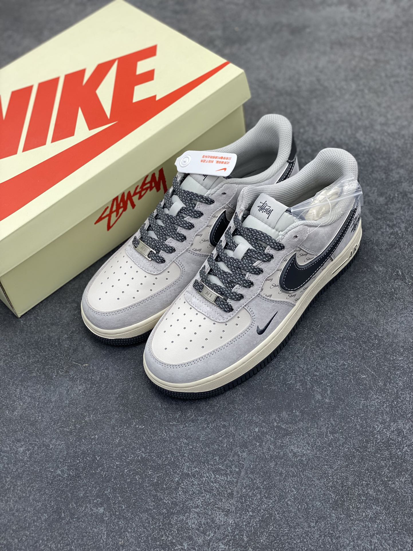 图片[8]-NIke Air Force 1 \’07 Low “斯图西联名–灰勾英文”空军一号 低帮 运动鞋 休闲鞋 折边针车 工艺难度大 原楦头原纸板 原装鞋盒 定制五金配件 内置全掌气垫 原厂鞋底 货号：XZ6188-911 尺码：36 36.5 37.5 38 38.5 39 40 40.5 41 42 42.5 43 44 44.5 45-选品中心