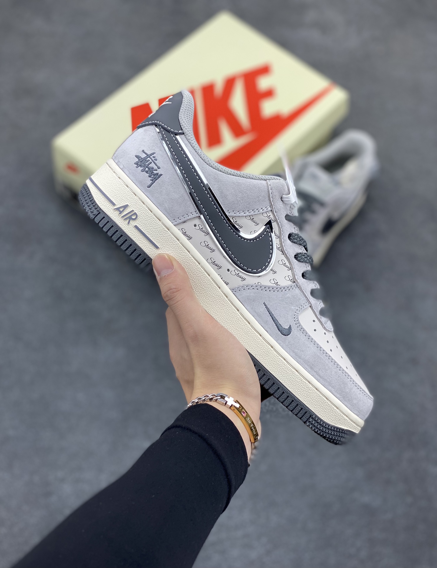 NIke Air Force 1 \’07 Low “斯图西联名–灰勾英文”空军一号 低帮 运动鞋 休闲鞋 折边针车 工艺难度大 原楦头原纸板 原装鞋盒 定制五金配件 内置全掌气垫 原厂鞋底 货号：XZ6188-911 尺码：36 36.5 37.5 38 38.5 39 40 40.5 41 42 42.5 43 44 44.5 45-选品中心
