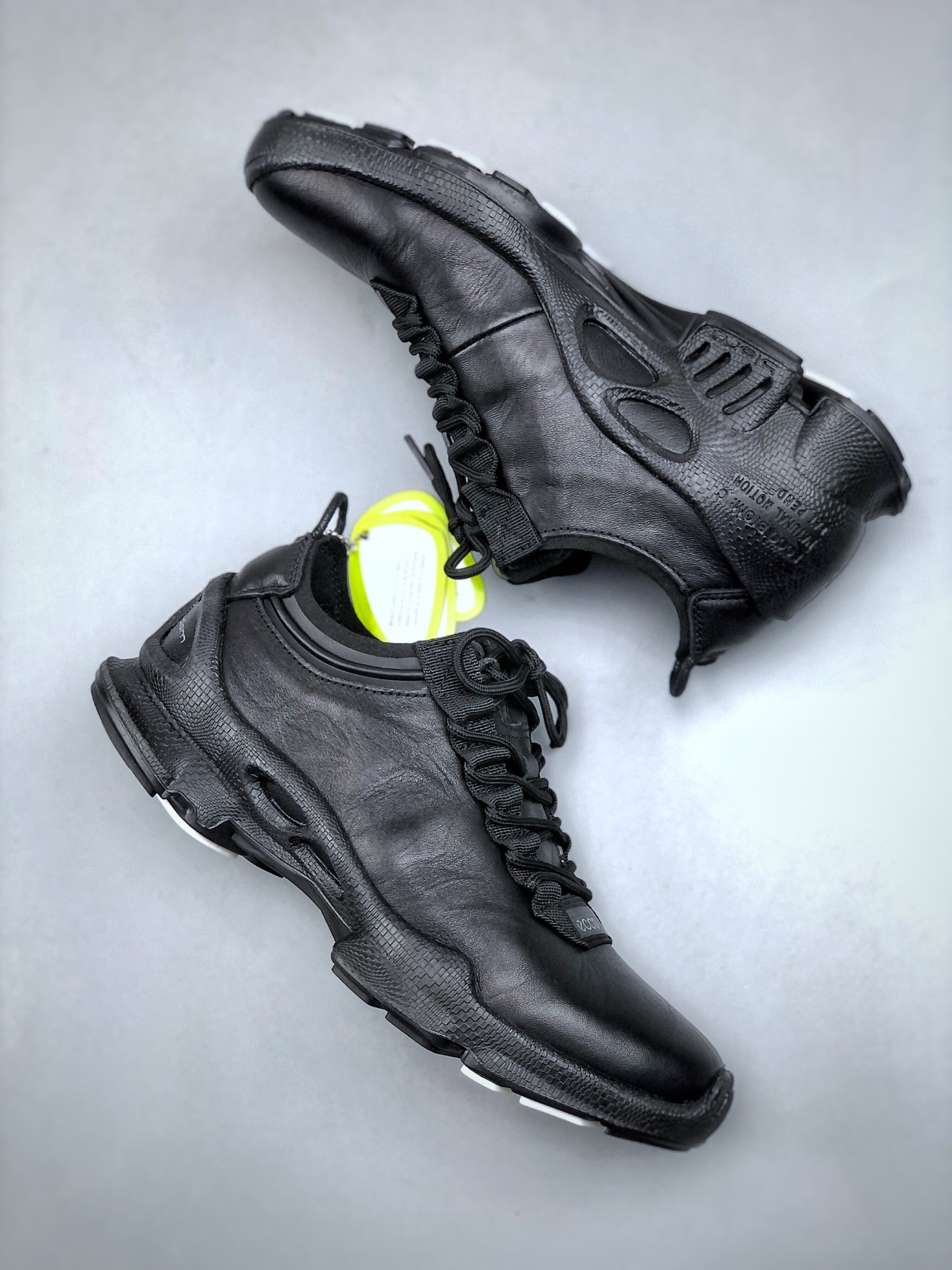 240 Ecco 爱步 25周年经典 #经典和现代工艺品质融合 精选小牛皮面料 百搭休闲老爹鞋