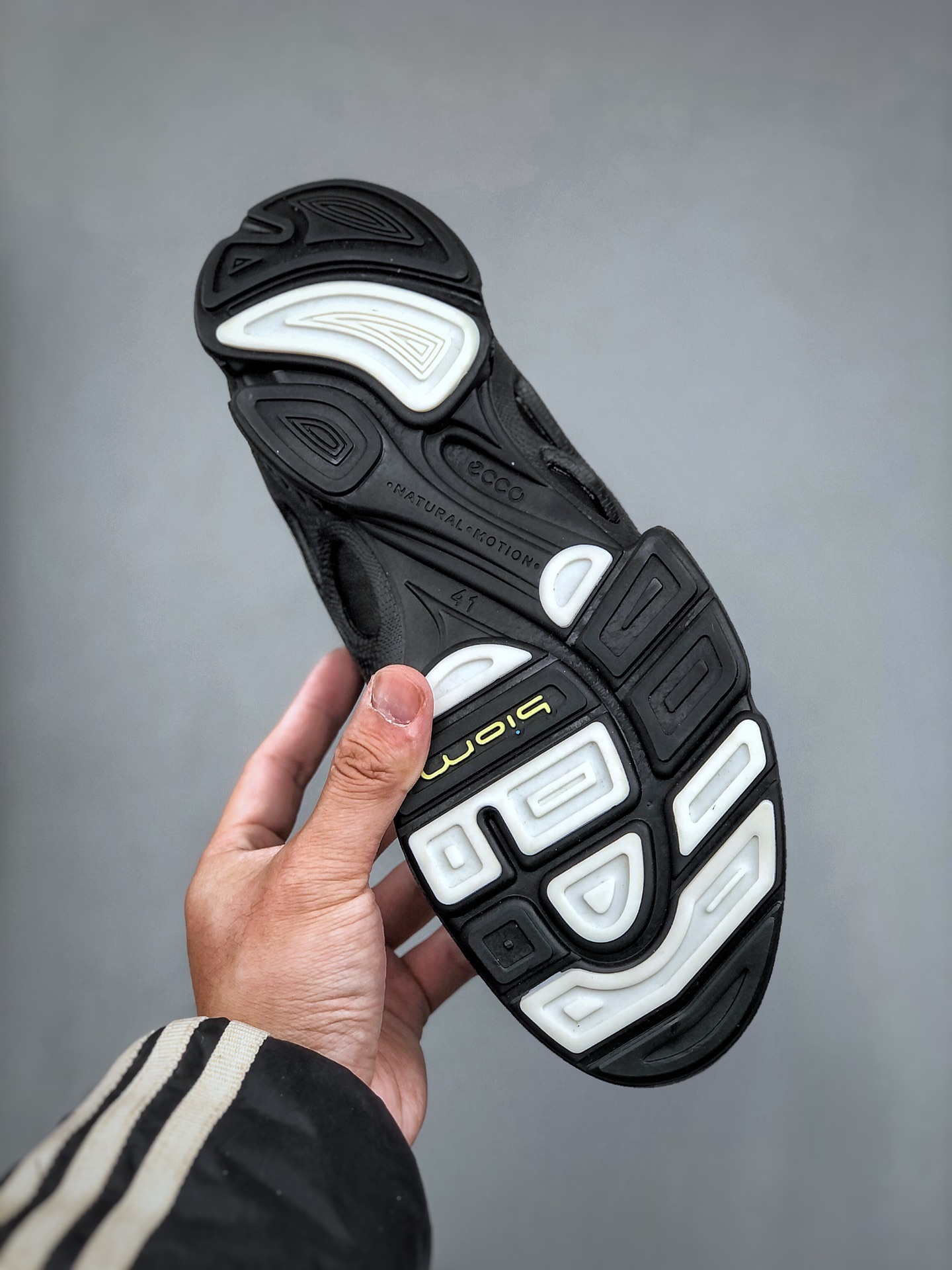 240 Ecco 爱步 25周年经典 #经典和现代工艺品质融合 精选小牛皮面料 百搭休闲老爹鞋