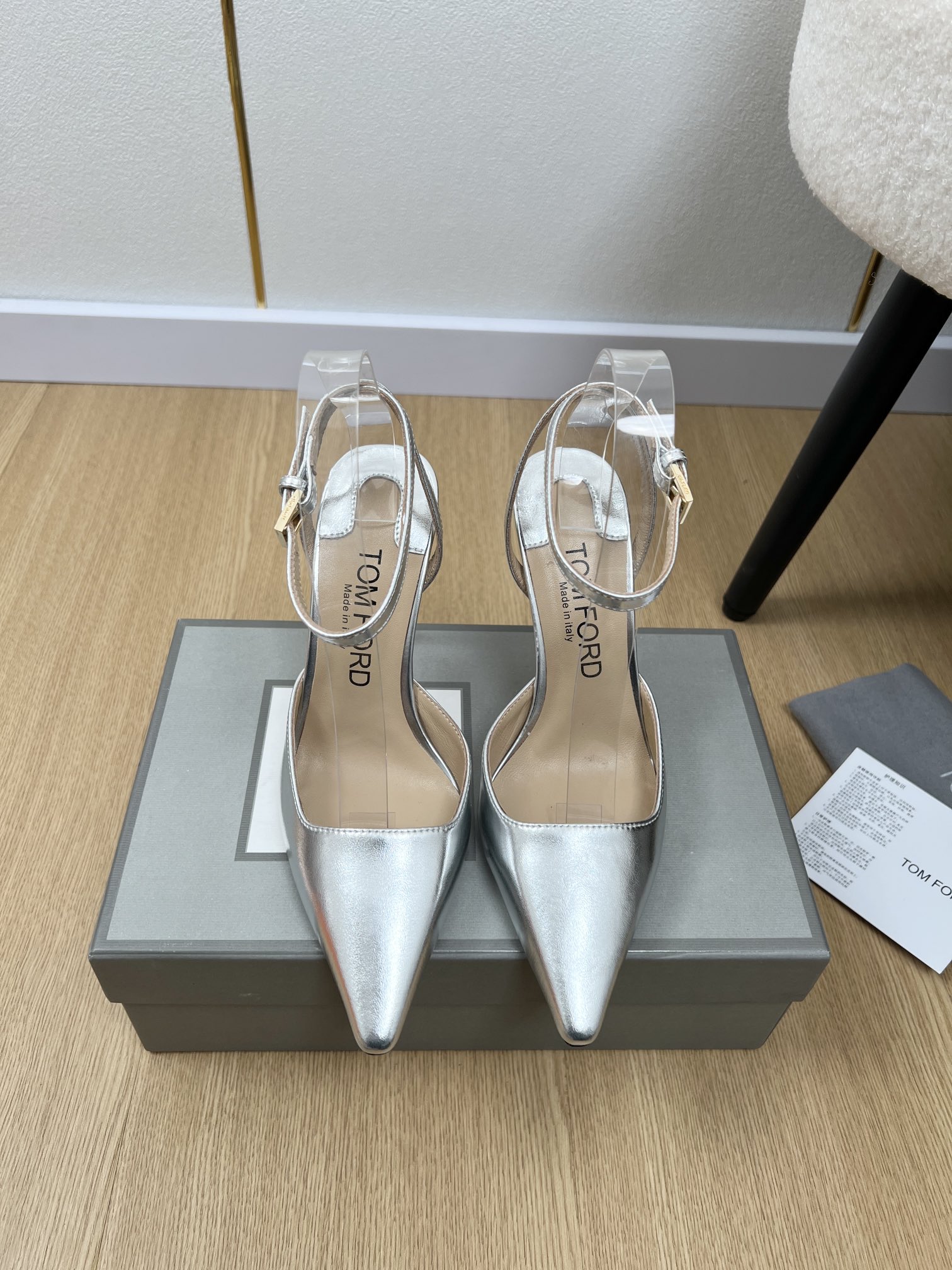 NO:129278,TOM FORD Tom Ford | 2025 TF Home 2025 Early Spring New Products, the latest hit show slippers and high heel sandals series in the counter. Xiaohongshu is highly recommended, fashionable, simple and high-end, casually matched, very light and comfortable to wear, this year's main model is fashionable, simple and high-end, casually matched, very comfortable to wear, must-have for the year!  Original purchase and development, making goods, TF's latest hit, avant-garde and bold design style blends into simple and fashionable lines. Upper cowhide/snake pattern cowhide, imported sheepskin insole imported sheepskin, outsole original genuine leather outsole, heel height 10.5cm, size 35-42 (customized for 40.41.42) Packaging original packaging, sandals, tom ford, tom ford, fendi, sandals, slippers, cowhide, sheepskin, Leather soles19860909TOM FORD 汤姆福特 | 2025 TF家2025早春新品 专柜最新爆款走秀款拖鞋高跟凉鞋系列 小红书力推款,时尚 简约高级 随意搭配 上脚非常轻便舒适 今年主推款 时尚 简约高级 随意搭配 上脚非常舒适,年度必入款！原版购入开发 做货 TF家最新爆款 前卫大胆的设计风格融于简约时尚线条. 鞋面牛皮/蛇纹牛皮 内里进口羊皮 鞋垫进口羊皮 大底原版真皮大底 跟高10.5cm 码数35-42（40.41.42定制） 包装原版包装,凉鞋,tom ford,tom ford,fendi,sandals,slippers,cowhide,sheepskin,Leather soles,Women's Shoes