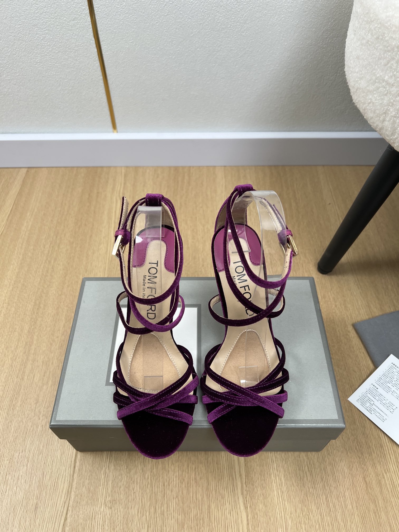 NO:129284,TOM FORD Tom Ford | 2025 TF Home 2025 Early Spring New Products, the latest hit show slippers and high heel sandals series in the counter. Xiaohongshu is highly recommended, fashionable, simple and high-end, casually matched, very light and comfortable to wear, this year's main model is fashionable, simple and high-end, casually matched, very comfortable to wear, must-have for the year!  Original purchase and development, making goods, TF's latest hit, avant-garde and bold design style blends into simple and fashionable lines. Upper snake pattern cowhide/imported velvet, inner imported sheepskin, insole imported sheepskin, outsole original genuine leather outsole, heel height 10.5cm, size 35-42 (customized for 40.41.42) Packaging original packaging, sandals, tom ford, tom ford, fendi, sandals, slippers, cowhide, sheepskin, Leather soles19860909TOM FORD 汤姆福特 | 2025 TF家2025早春新品 专柜最新爆款走秀款拖鞋高跟凉鞋系列 小红书力推款,时尚 简约高级 随意搭配 上脚非常轻便舒适 今年主推款 时尚 简约高级 随意搭配 上脚非常舒适,年度必入款！原版购入开发 做货 TF家最新爆款 前卫大胆的设计风格融于简约时尚线条. 鞋面蛇纹牛皮/进口天鹅绒 内里进口羊皮 鞋垫进口羊皮 大底原版真皮大底 跟高10.5cm 码数35-42（40.41.42定制） 包装原版包装,凉鞋,tom ford,tom ford,fendi,sandals,slippers,cowhide,sheepskin,Leather soles,Women's Shoes
