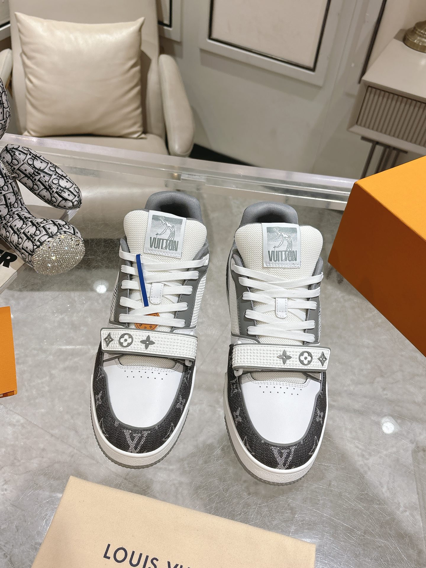 NO:406800,#Top version of L V new Velcro couple LV Louis Vuitton L Home Trainer 25 spring/new style casual sneakers skateboard shoes LV Trainer sneakers are inspired by retro basketball shoes, representing Virgil Abloh's iconic design concept, showing the contemporary interpretation of retro basketball sneakers. Grained cowhide leather The latter echoes the seasonal ready-to-wear series design. Monogram floral embellishment rubber outsole, LV letters mark the tongue. Fabric: original custom top layer cowhide inner: original custom breathable net outsole outsole: two-color TPU combination sole Thickness: 3CM Size: 35-45, casual shoes/sports shoes, louis vuitton, louis vuitton, louis  vuitton,sneakers,cowhide19860909#顶级版本L V新款魔术贴 情侣款 LV 路易威登L家 Trainer 25开春/新款 休闲 运动鞋 滑板鞋 LV Trainer 运动鞋的灵感源自复古篮球鞋,代表 Virgil Abloh 的标志性设计理念 展现复古篮球运动鞋的当代演绎.粒面牛皮革 后者与当季成衣系列设计遥相呼应.Monogram 花卉点缀橡胶外底,LV 字母标注鞋舌. 面料: 原版定制头层牛皮 内里: 原版定制透气网里 大底: 双色TPU组合大底 底厚: 3CM Size: 35-45,休闲鞋/运动鞋,louis vuitton,louis vuitton,louis vuitton,sneakers,cowhide,Women's Shoes