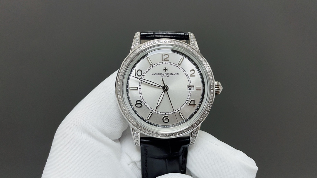 NO:392575,[TW's latest production and popular products recommendation] Vacheron Vacheron constantin The classic beauty of Vacheron Vacheron. Denton inherits the series of watches!  The TW watchmaker team has carefully designed it for 8 months, dares to be the first and strives for perfection. The style uses the original movement, with a frequency of 28,800 times per hour, and zero rework quality. TW factory exclusively develops shell covers and exclusive pot cover glass material!  40mm in diameter, super 3D three-dimensional and ultra-thin craftsmanship. The dial uses classic and exclusive inner shadow as the scale, which further shows the luxurious temperament of this watch. The style is matched with Italian cowhide to make the wrist more comfortable. Vacheron Constantin, the watch you will have, vacheron, cowhide19860909【TW最新出品·爆款推荐】江诗.丹顿Vacheron constantin 经典之美品鉴江诗.丹顿传袭系列腕表！TW制表师团队历时8个月精心设计,敢为人先,力求完美. 款式采用原装机芯,每小时振频28800次,零返修质量.TW厂独家研发壳套,独家的锅盖玻璃材质！直径40mm,超强3D立体感,超薄工艺.款式表盘上采用经典独家内影作为刻度,更显示出这款腕表的华贵气质.款式搭配意大利牛皮让手腕更贴合舒适 江诗丹顿,你终将拥有的腕表,,vacheron,cowhide,Watch