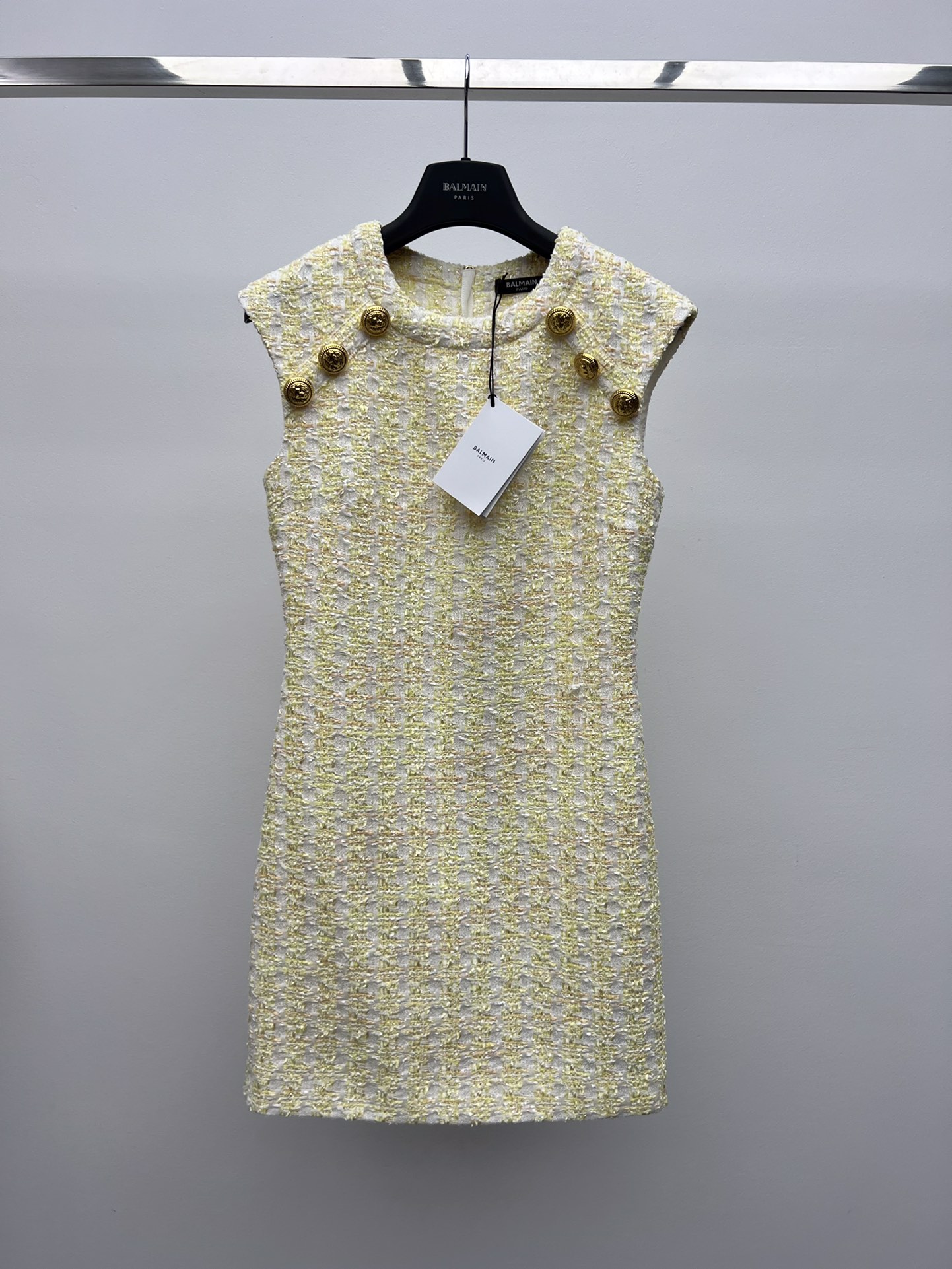 “High-Quality Women’s Suit with Balmain’s Gold-Tip Dress: Cubic Collar Style and Lion Buttons” - 图片 1