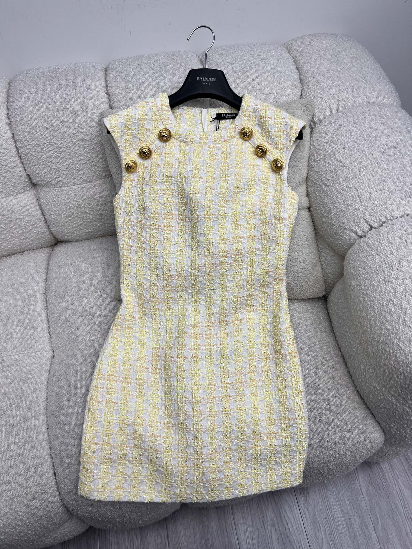 “High-Quality Women’s Suit with Balmain’s Gold-Tip Dress: Cubic Collar Style and Lion Buttons” - 图片 8
