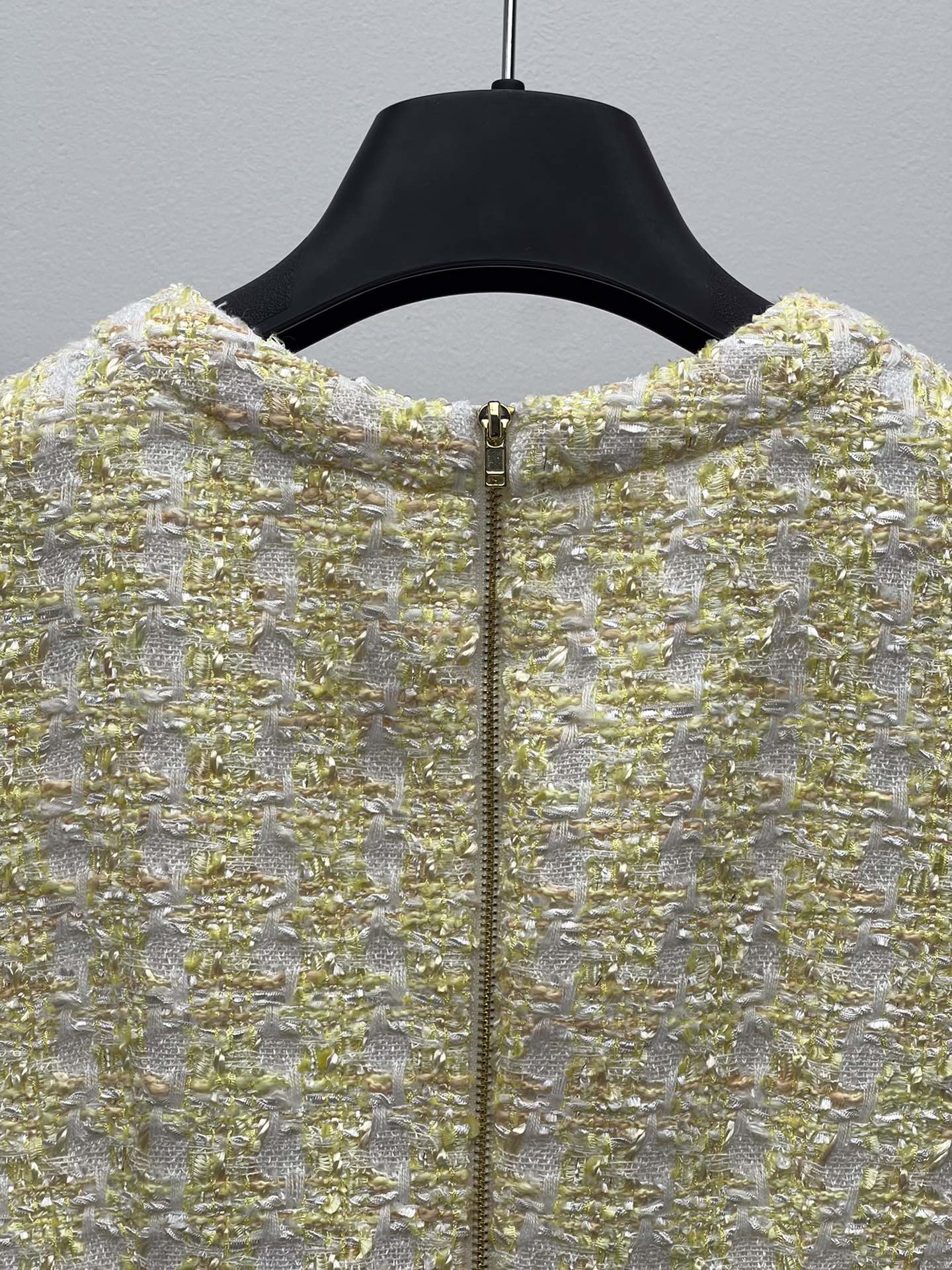 “High-Quality Women’s Suit with Balmain’s Gold-Tip Dress: Cubic Collar Style and Lion Buttons” - 图片 7