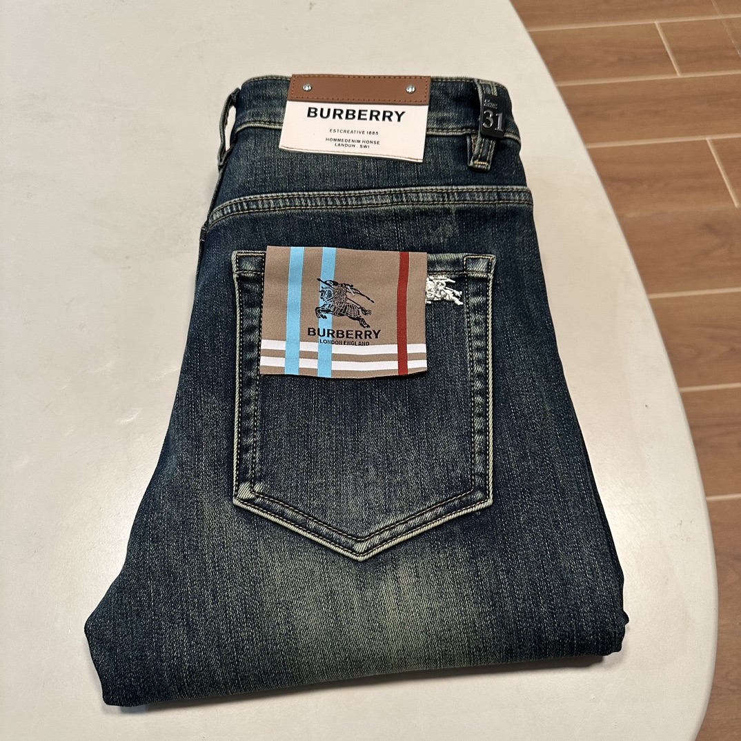 NO:423386,Fleece jeans (supporting after-sales service after-sales service) BBR Burberry exclusively offers new styles of jeans, high-end version!  Customized fabrics for counters are breathable and comfortable, with impeccable details, and the brand element design concept reflects high quality. The feel is delicate and soft!  It is casually cut, with a great upper body style!  29-40, burberry, jeans, alexander wang19860909加绒牛仔裤（支持年后售后） BBR 巴宝莉独家专供新款 牛仔裤,高端版本！专柜定制面料 透气舒适度高,细节无可挑剔,品牌元素设计理念,体现高品质.手感细腻柔软！呈现休闲裁剪,上身版型超赞！ 码数29-40,,burberry,jeans,alexander wang,Men's clothing