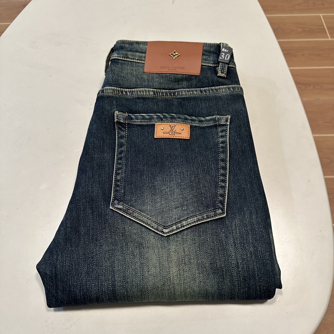 NO:423369,Fleece jeans (supporting after-sales service after-sales service) LV Louis exclusively offers new styles of jeans, high-end version!  Customized fabrics for counters are breathable and comfortable, with impeccable details, and the brand element design concept reflects high quality. The feel is delicate and soft!  It is casually cut, with a great upper body style!  29-40, louis vuitton,louis vuitton,jeans,alexander wang19860909加绒牛仔裤（支持年后售后） LV 路易独家专供新款 牛仔裤,高端版本！专柜定制面料 透气舒适度高,细节无可挑剔,品牌元素设计理念,体现高品质.手感细腻柔软！呈现休闲裁剪,上身版型超赞！ 码数29-40,,louis vuitton,louis vuitton,jeans,alexander wang,Men's clothing