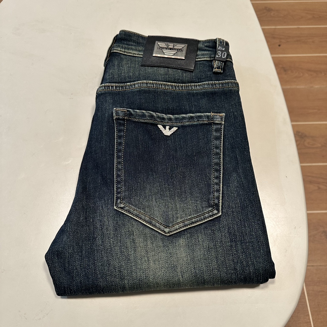 NO:423395,Fleece jeans (supporting after-sales service after-sales service) Armani exclusively offers new styles, high-end versions!  Customized fabrics for counters are breathable and comfortable, with impeccable details, and the brand element design concept reflects high quality. The feel is delicate and soft!  It is casually cut, with a great upper body style!  Number of codes 29-40, Armani, jeans, alexander wang19860909加绒牛仔裤（支持年后售后） 阿玛尼独家专供新款 牛仔裤,高端版本！专柜定制面料 透气舒适度高,细节无可挑剔,品牌元素设计理念,体现高品质.手感细腻柔软！呈现休闲裁剪,上身版型超赞！ 码数29-40,,armani,jeans,alexander wang,Men's clothing