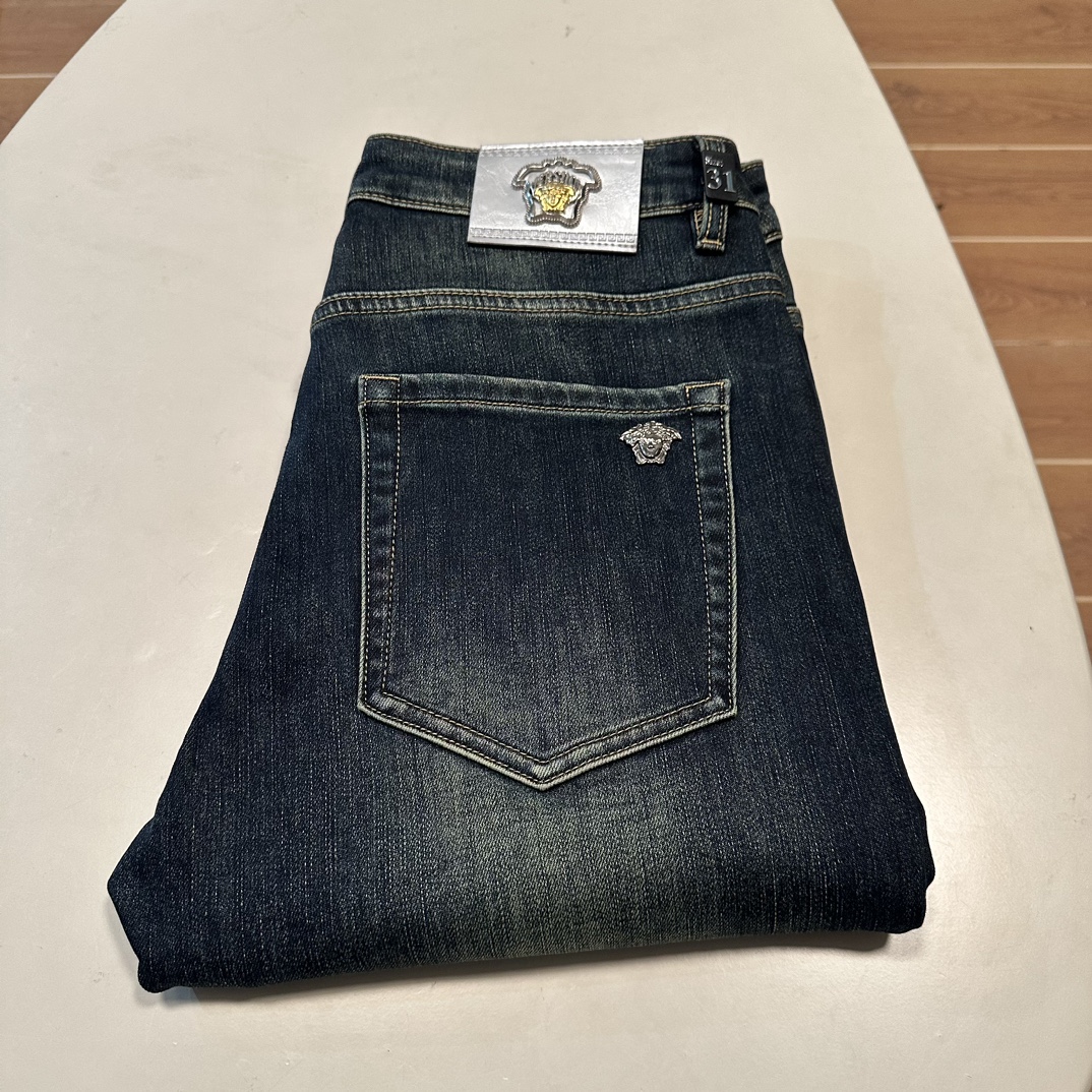 NO:423404,Fleece jeans (supports after-sales service after-sales service) Versace exclusively offers new styles jeans, high-end version!  Customized fabrics for counters are breathable and comfortable, with impeccable details, and the brand element design concept reflects high quality. The feel is delicate and soft!  It is casually cut, with a great upper body style!  Count 29-40, versace, jeans, alexander wang19860909加绒牛仔裤（支持年后售后） 范思哲独家专供新款 牛仔裤,高端版本！专柜定制面料 透气舒适度高,细节无可挑剔,品牌元素设计理念,体现高品质.手感细腻柔软！呈现休闲裁剪,上身版型超赞！ 码数29-40,,versace,jeans,alexander wang,Men's clothing