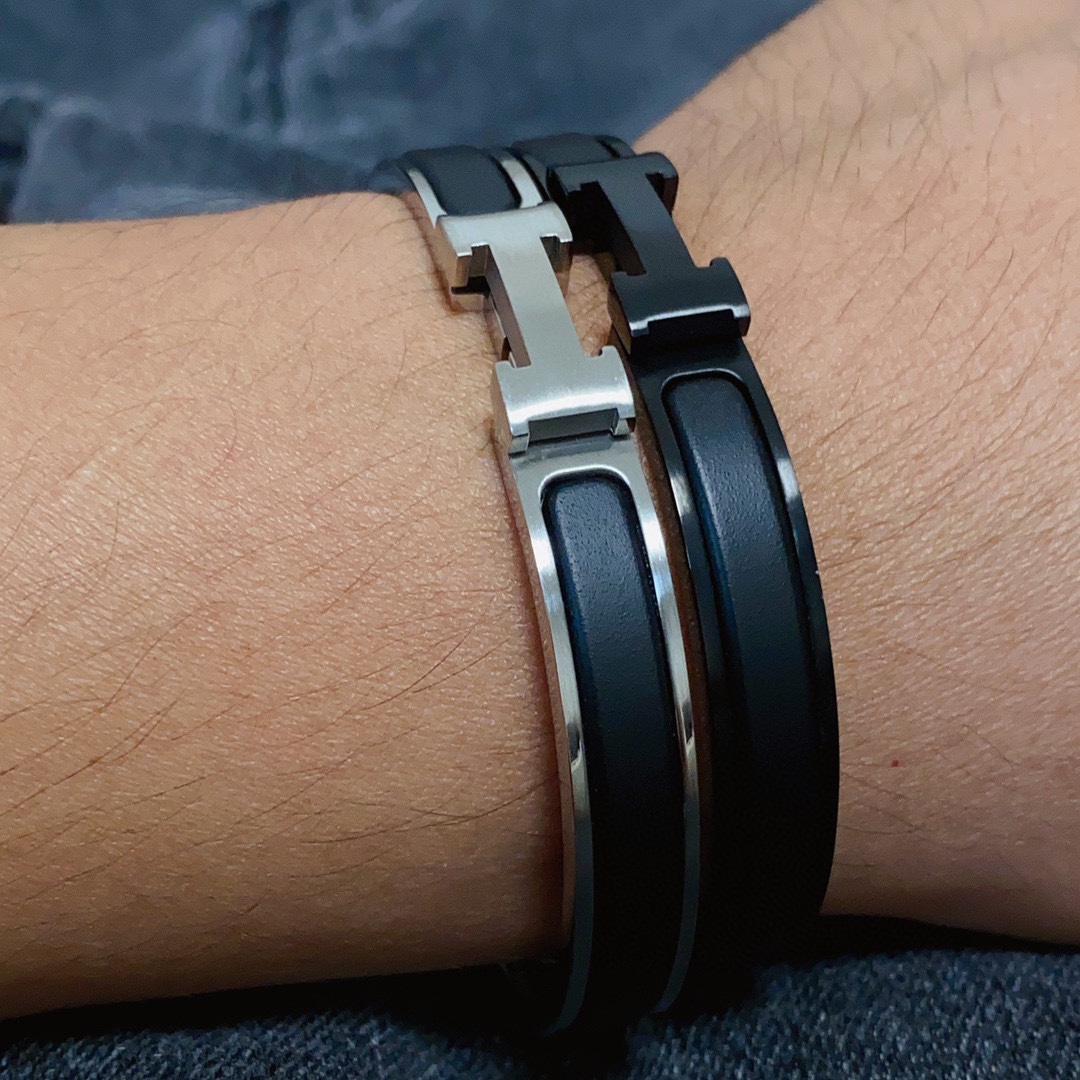 NO:109963,The new model is recommended for the hottest version of the new model. The genuine high-end Hermes Hermes enamel bracelet is small 8MM fine version. The one-to-one precision version is delicate and smooth. The narrow version has been loved by MM since its launch. Every color has its unique brilliance!  The effect is very good!  The smallest one!  More durable than ordinary models, fair skin color, more brilliant combinations of men and women, brushed silver and brushed black, are so beautiful, the couples are 17/19cm in size, jewelry quality, hermes, hermes, bracelet19860909新款上市爆款推荐正品高版本级别爱马仕Hermes珐琅手镯小号8MM细款高版本一比一精工版 做工细腻光滑窄版从上市以来一直深受MM喜爱每一种颜色都有它独一无二的光彩！上手效果非常好看！最细小的一款！比普通款更耐看显肤色白皙男女搭配更出彩拉丝银和拉丝黑也太美了吧男女情侣款码数17/19cm,饰品精品,hermes,hermes,bracelet,Jewelry