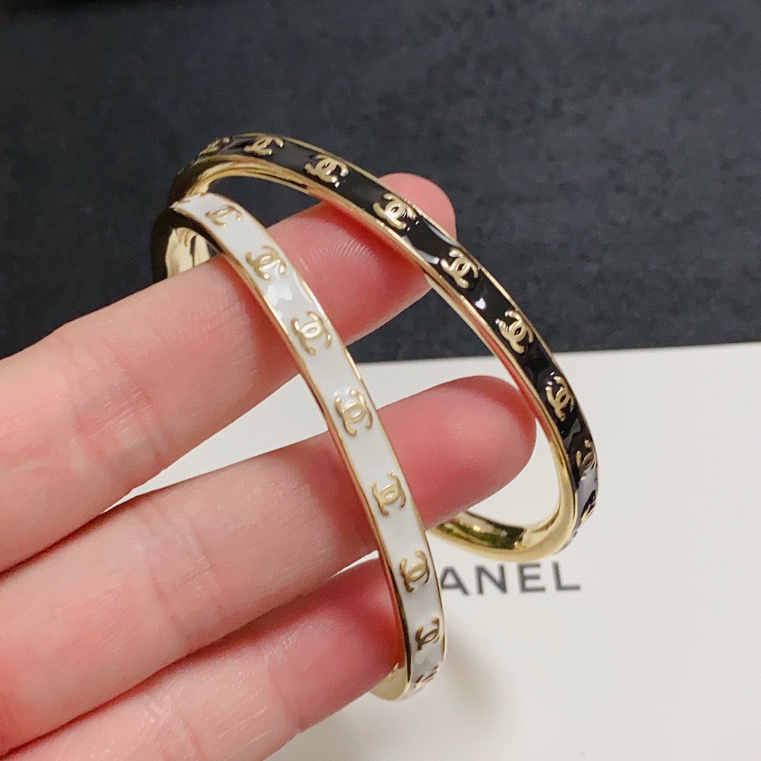 NO:109978,Xiaohongshu recommends the popular Xiaoxiang new double c letter logo black and white enamel open bracelet Chanel Chanel high-quality color bracelet super heavy industry bling bling bling, the color matching is very good and high-end, goddess temperament high-end, stainless steel material is not allergic to fade, one to one exquisite craft, classic charm, high cost performance, must-have choice two stacked and look better, jewelry quality, chanel, chanel, bracelet19860909小红书推荐爆款小香新款双c字母logo黑白色珐琅开口手镯香奈儿Chanel高品质彩色手镯超重工bling bling,颜色搭配得非常好高级感 女神气质高端 精钢材质不过敏不褪色.一比一精美工艺,经典至极的魅物,性价比高 必备必入之选两个叠戴更好看,饰品精品,chanel,chanel,bracelet,Jewelry