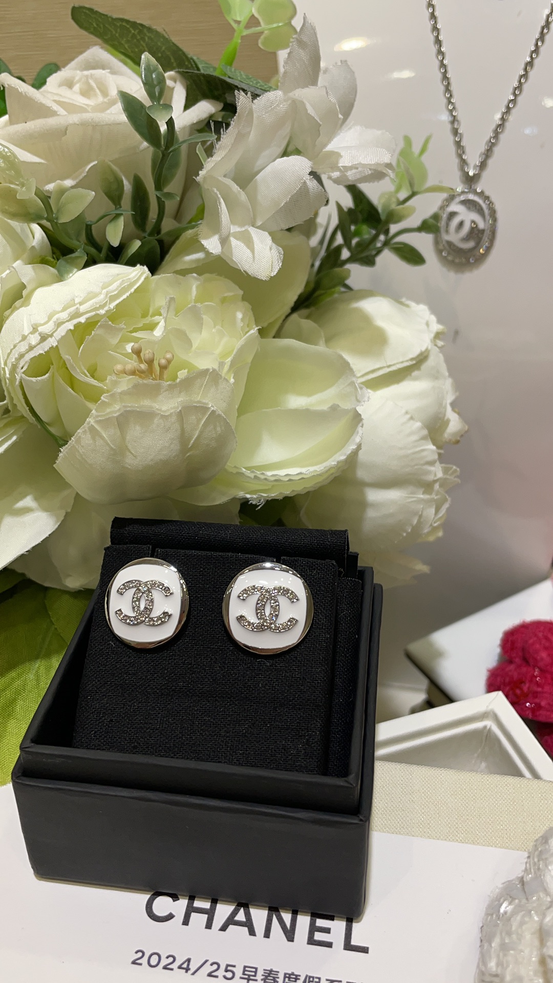 NO:631659,88180, Earrings arrived today. 25C new full diamond double C white enamel silver button round earrings. Full diamond double C embellished with white enamel silver metal small buttons. Very refreshing and simple design. Super suitable for daily wear. Consistent brass material. Customized model with high cost performance, Cardia high-end jewelry.1986090988180,今日到货耳钉 25C新款满钻双C白色珐琅银色纽扣圆形耳钉 满钻双C点缀白色珐琅银色金属小纽扣 非常清爽简单的设计 超级适合日常佩戴 z一致黄铜材质 定制款性价比超高,,卡迪亚高端饰品,Jewelry