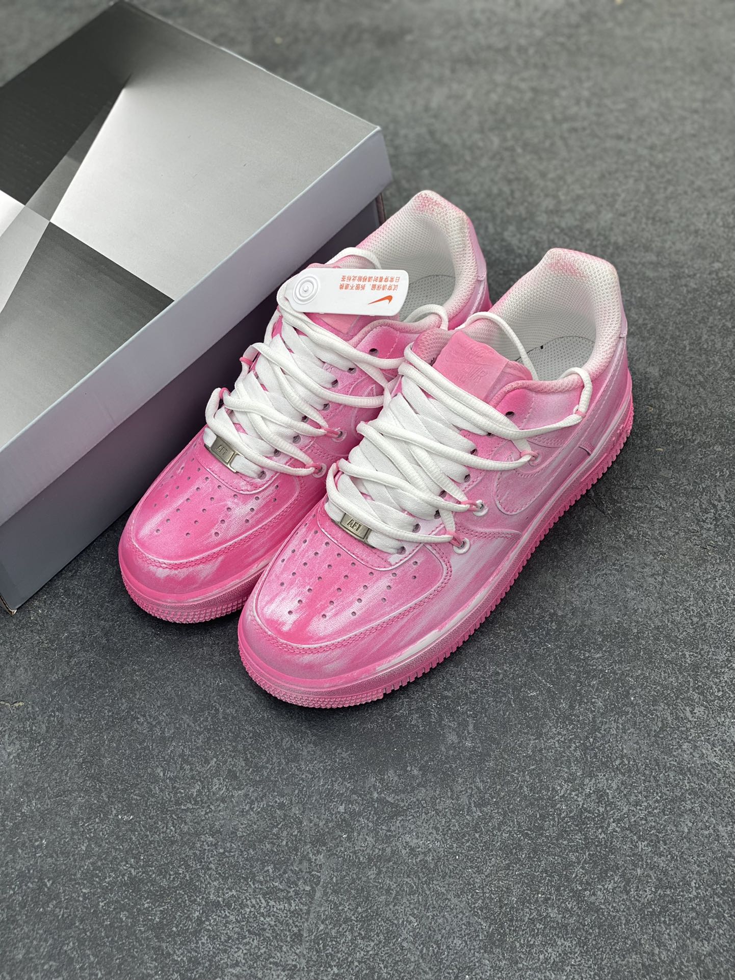 图片[8]-“迷幻粉”✨订制空军一号板鞋  该定制版球鞋选用原鞋款为Nike Air Force 1\’07 空军一号低帮休闲板鞋，用玫粉色铺色，运用粉刷手法，作出渐变艺术效果，再加上双鞋带，整体简约高级，颜色鲜艳又耐看。  货号：YY2024-727  尺码：36 36.5 37.5 38 38.5 39 40 40.5 41 42 42.5 43 44 44.5 45-选品中心